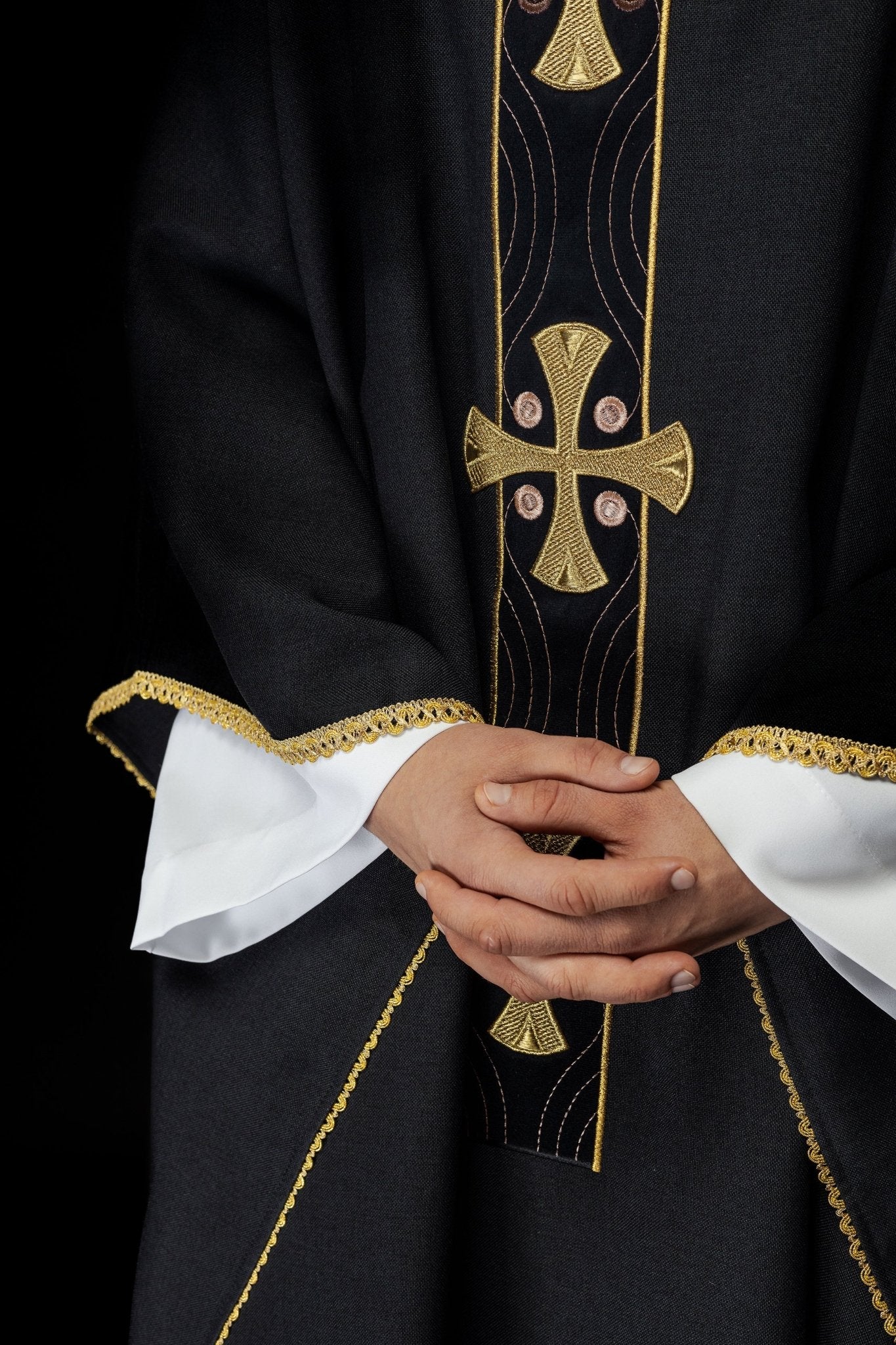 Chasuble with embroidered gold crosses and piping on the collar in black S - 7068 - 07 - 70 - HAFTINAUSA.COM