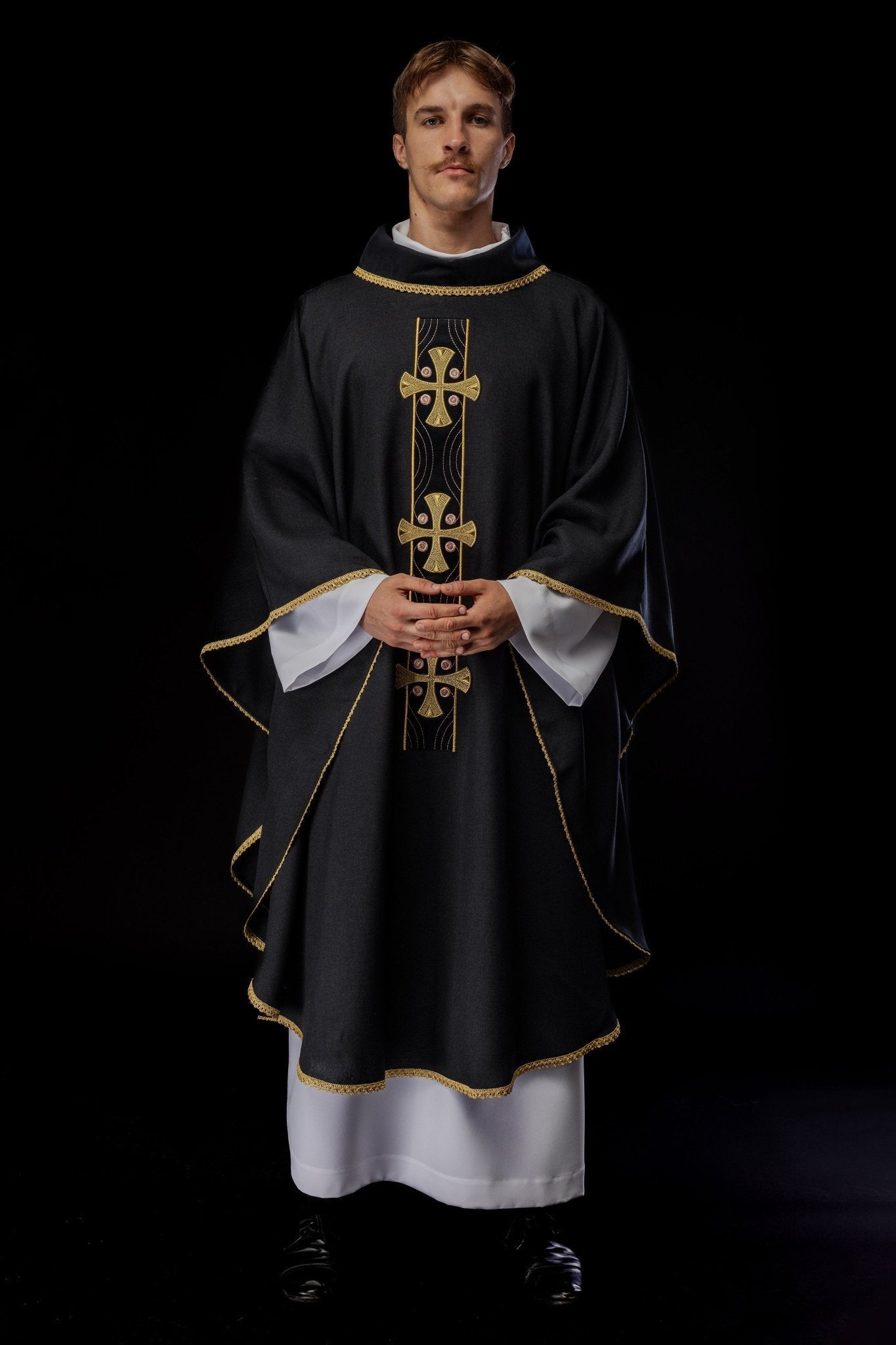 Chasuble with embroidered gold crosses and piping on the collar in black S - 7068 - 07 - 70 - HAFTINAUSA.COM