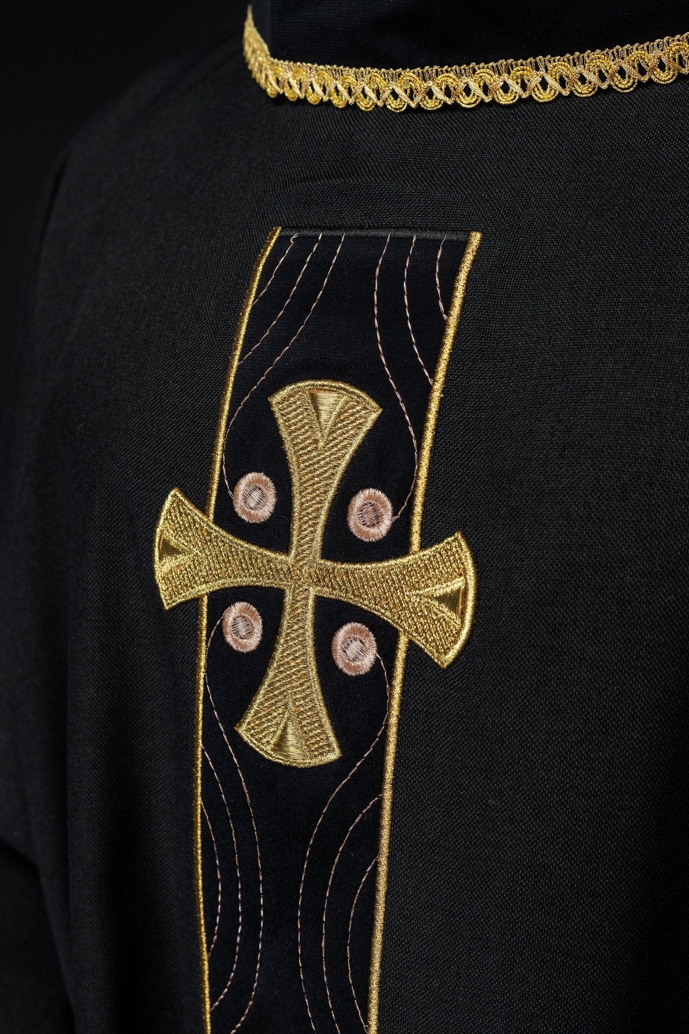 Chasuble with embroidered gold crosses and piping on the collar in black S - 7068 - 07 - 70 - HAFTINAUSA.COM