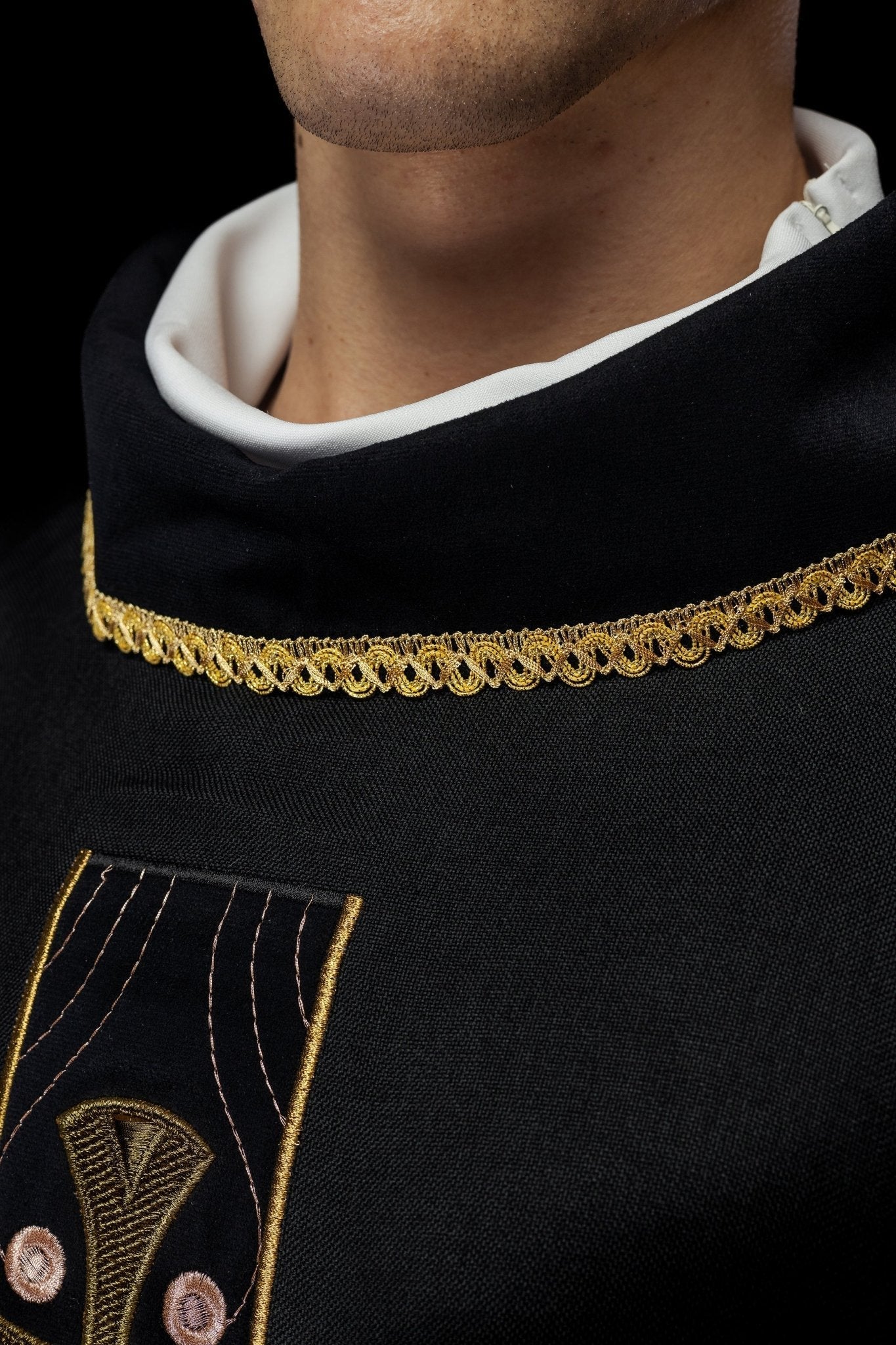 Chasuble with embroidered gold crosses and piping on the collar in black S - 7068 - 07 - 70 - HAFTINAUSA.COM