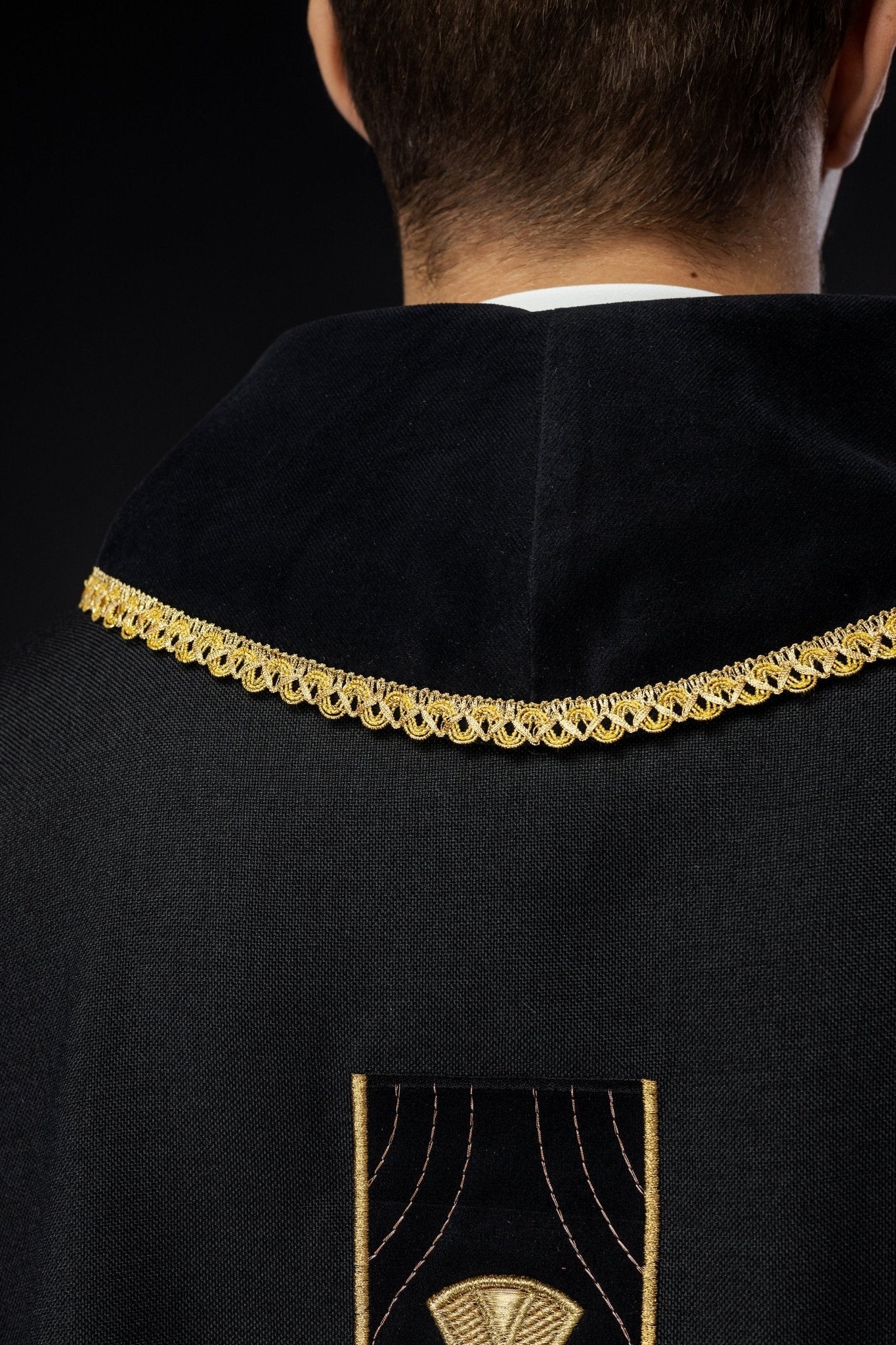 Chasuble with embroidered gold crosses and piping on the collar in black S - 7068 - 07 - 70 - HAFTINAUSA.COM