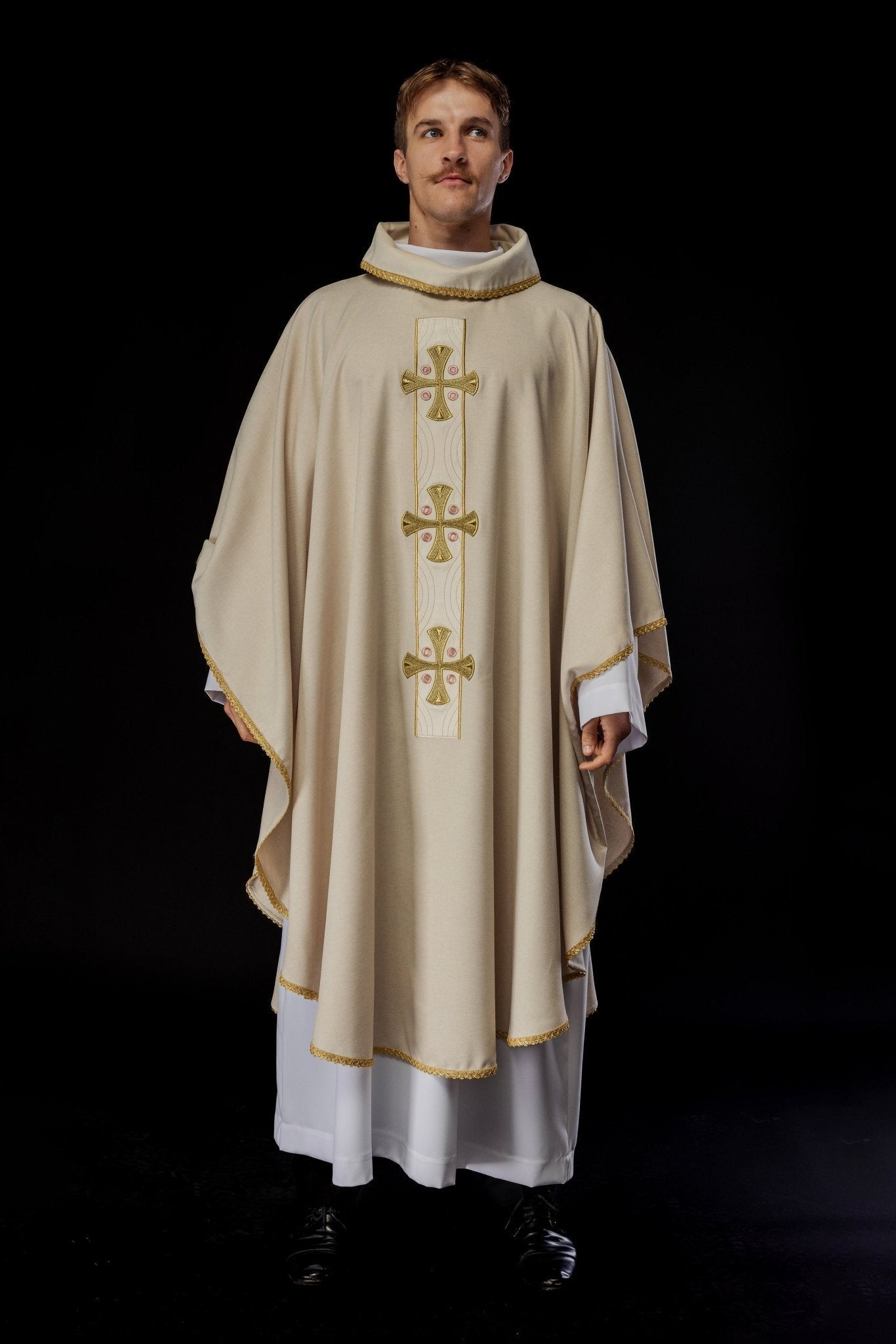 Chasuble with embroidered gold crosses and piping on the collar in ecru S - 7068 - 05 - 70 - HAFTINAUSA.COM