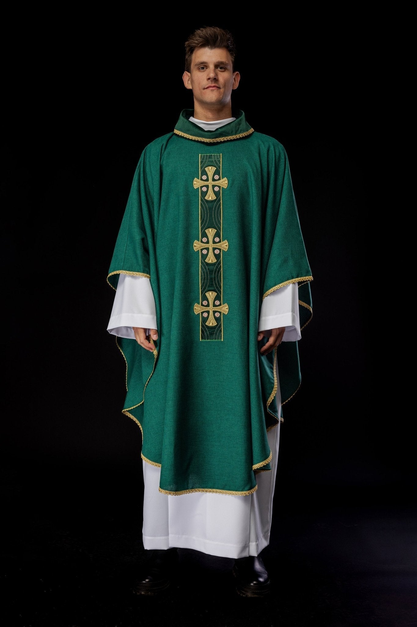 Chasuble with embroidered gold crosses and piping on the collar in green S - 7068 - 01 - 70 - HAFTINAUSA.COM