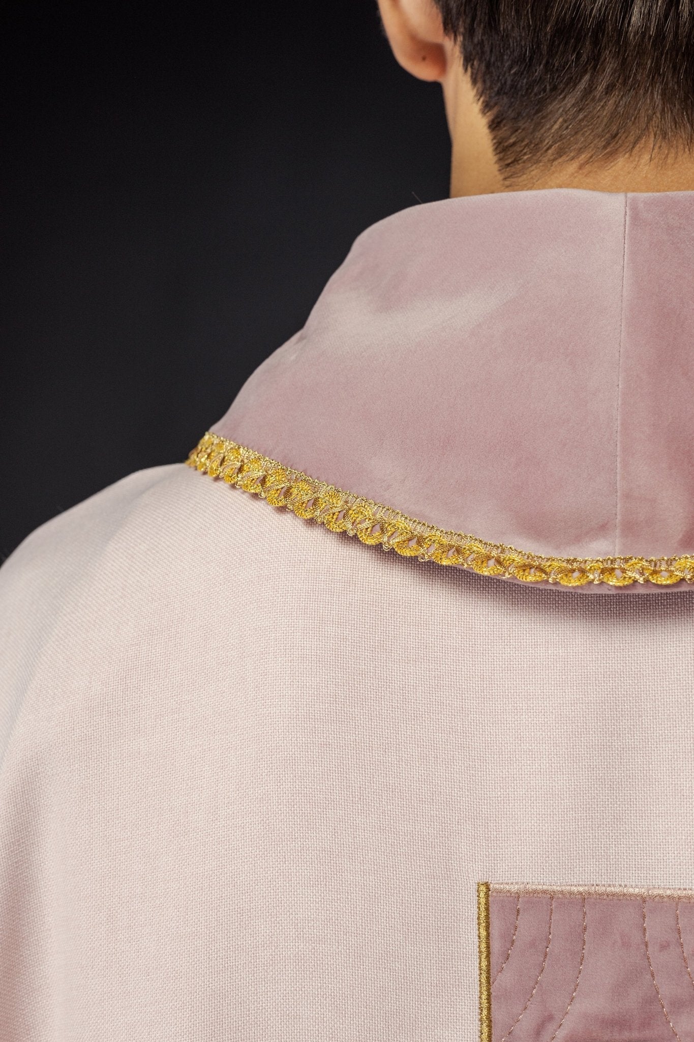 Chasuble with embroidered gold crosses and piping on the collar in pink S - 7068 - 08 - 70 - HAFTINAUSA.COM