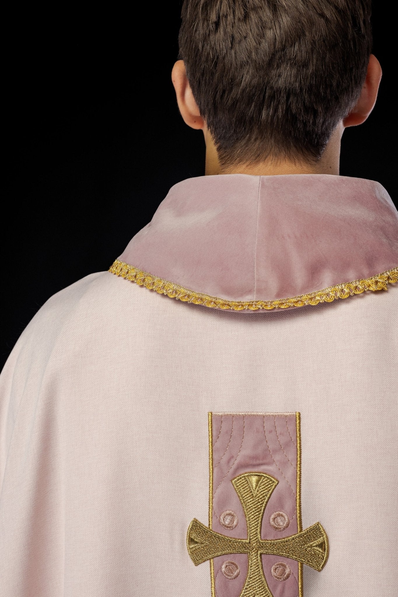 Chasuble with embroidered gold crosses and piping on the collar in pink S - 7068 - 08 - 70 - HAFTINAUSA.COM