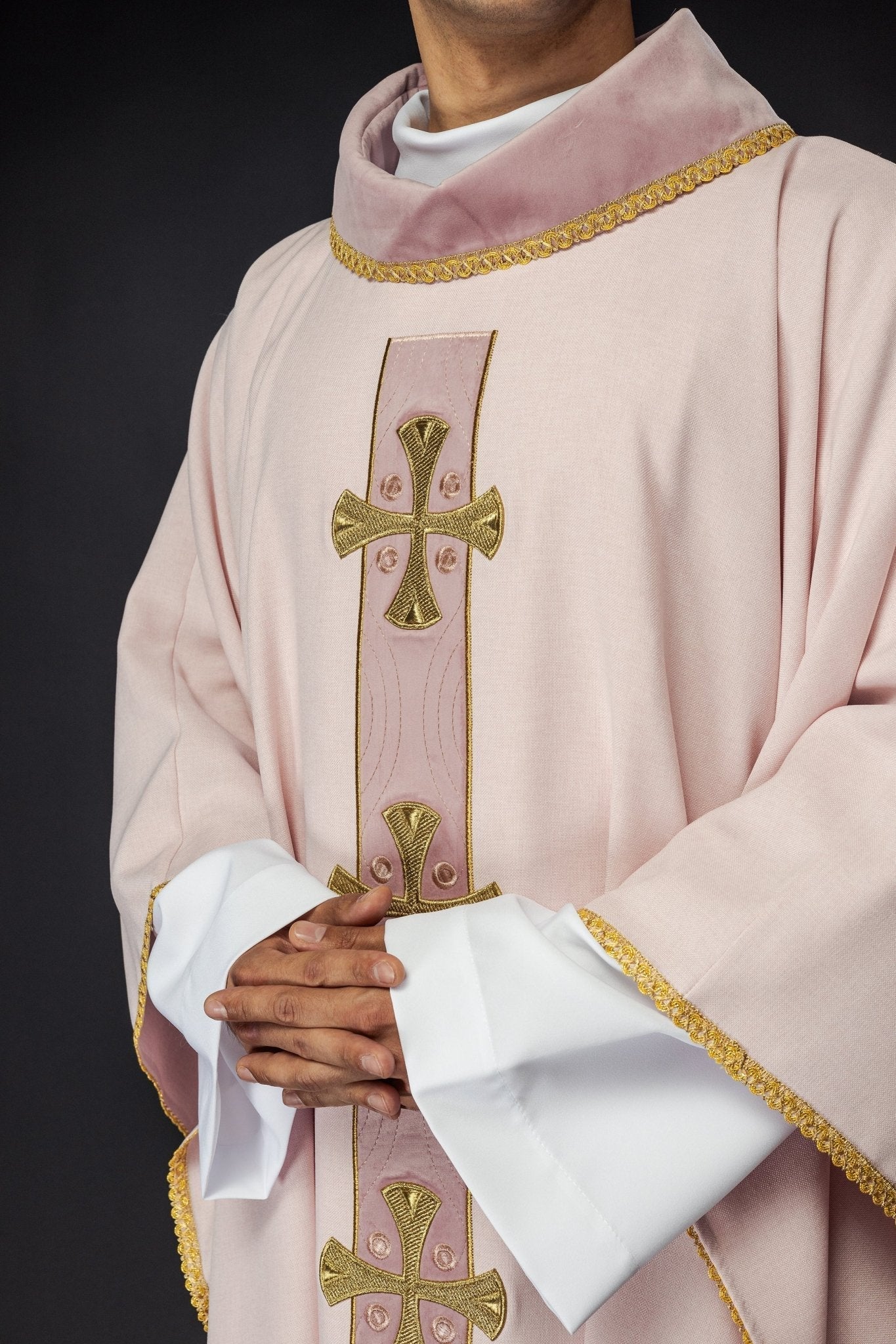 Chasuble with embroidered gold crosses and piping on the collar in pink S - 7068 - 08 - 70 - HAFTINAUSA.COM