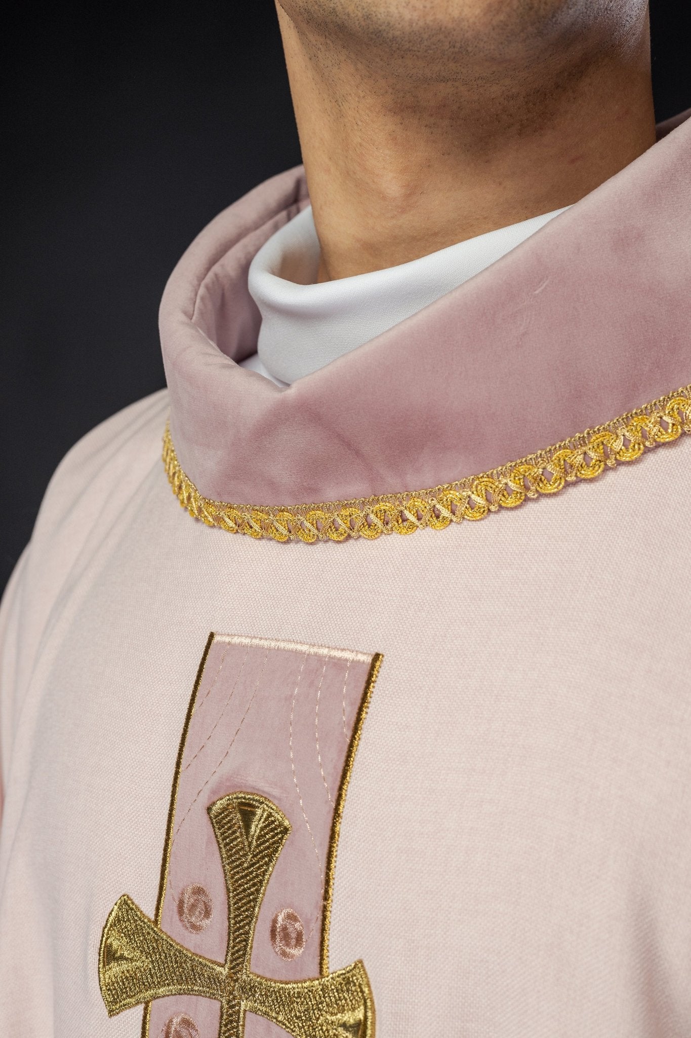 Chasuble with embroidered gold crosses and piping on the collar in pink S - 7068 - 08 - 70 - HAFTINAUSA.COM