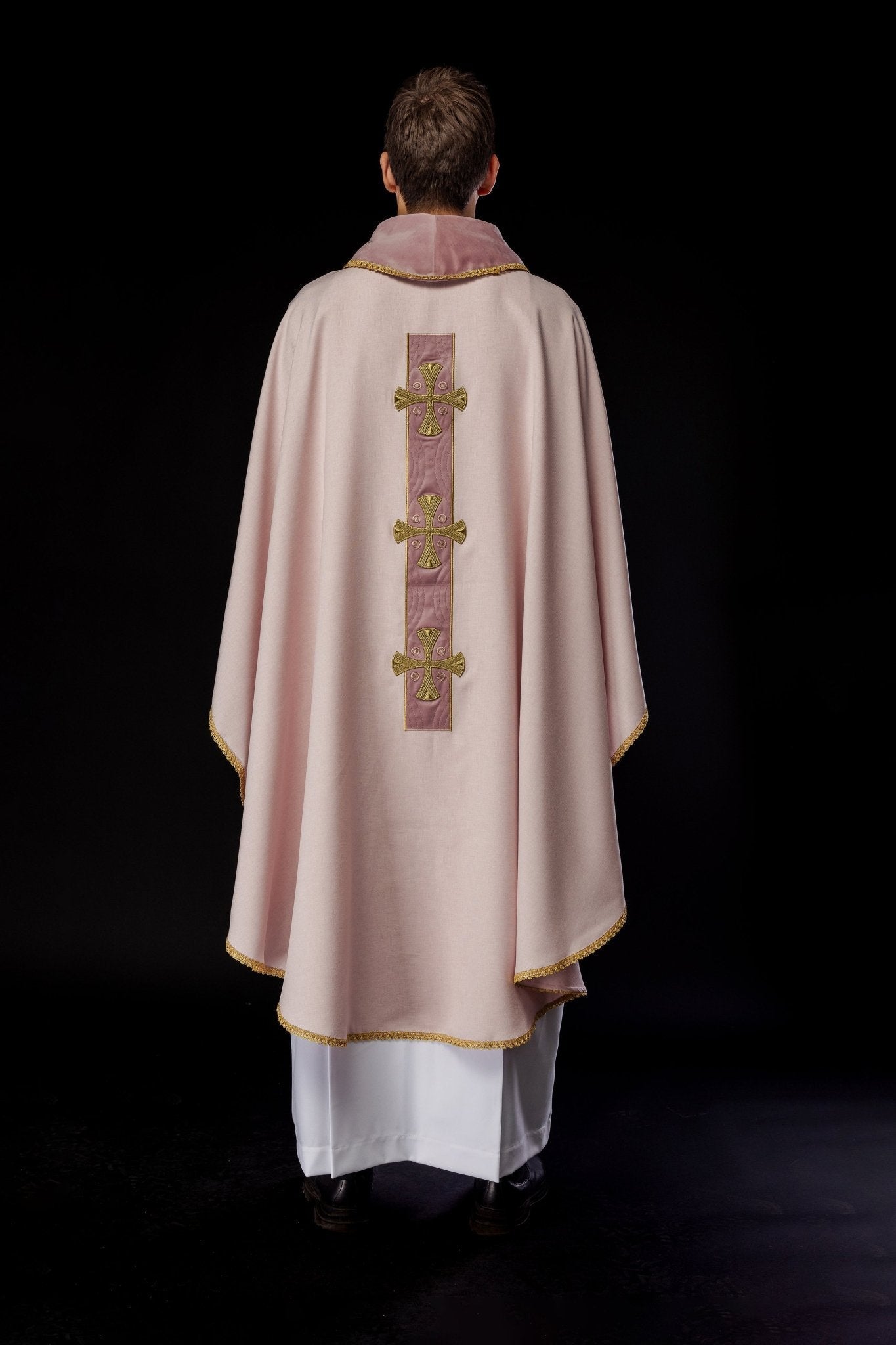 Chasuble with embroidered gold crosses and piping on the collar in pink S - 7068 - 08 - 70 - HAFTINAUSA.COM