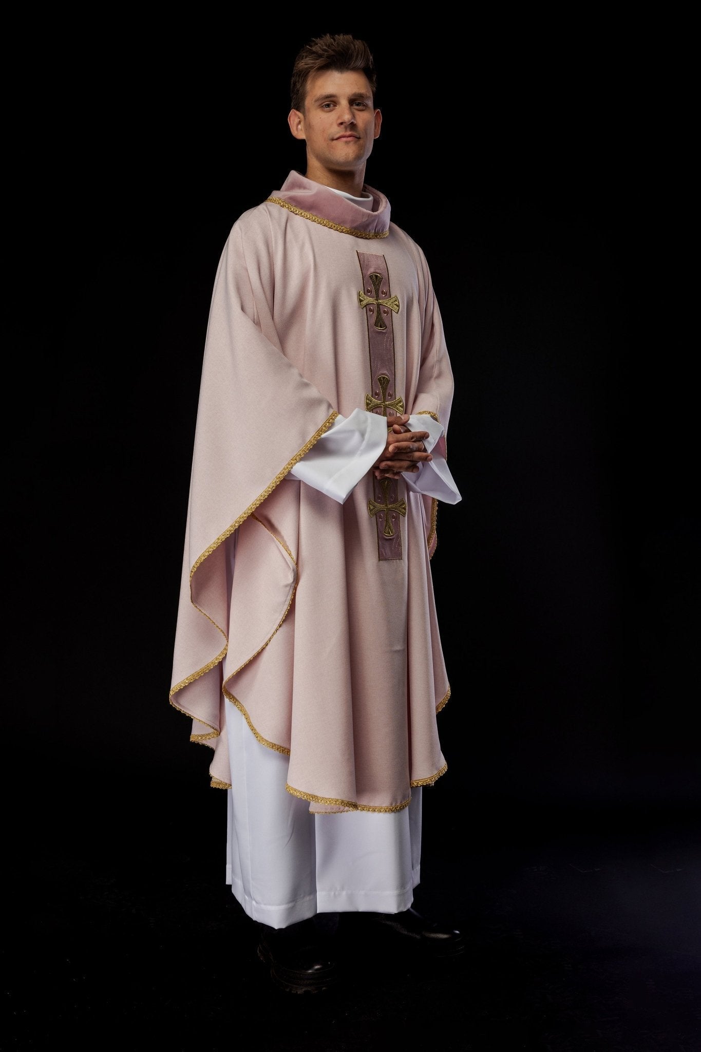 Chasuble with embroidered gold crosses and piping on the collar in pink S - 7068 - 08 - 70 - HAFTINAUSA.COM