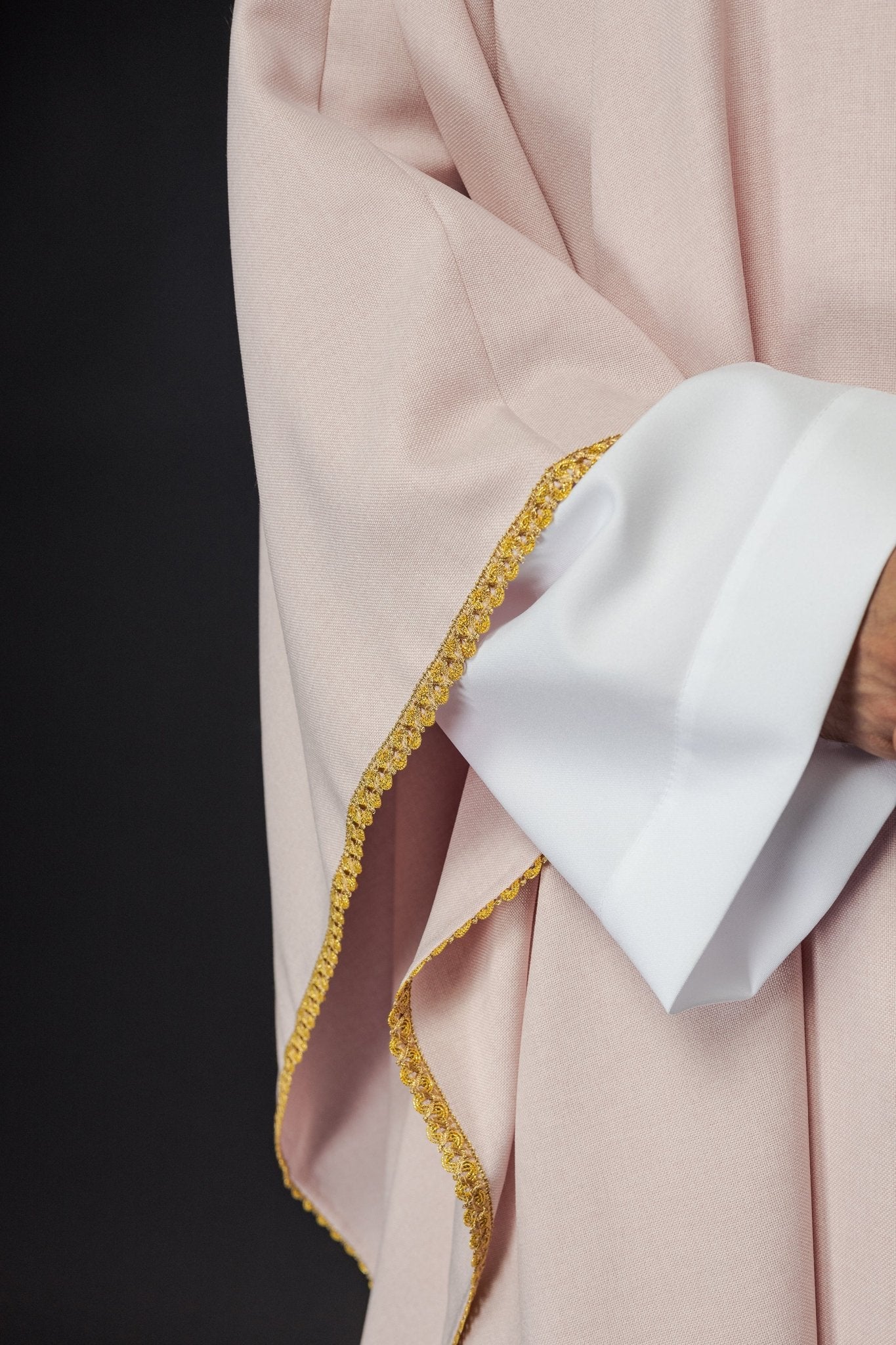 Chasuble with embroidered gold crosses and piping on the collar in pink S - 7068 - 08 - 70 - HAFTINAUSA.COM
