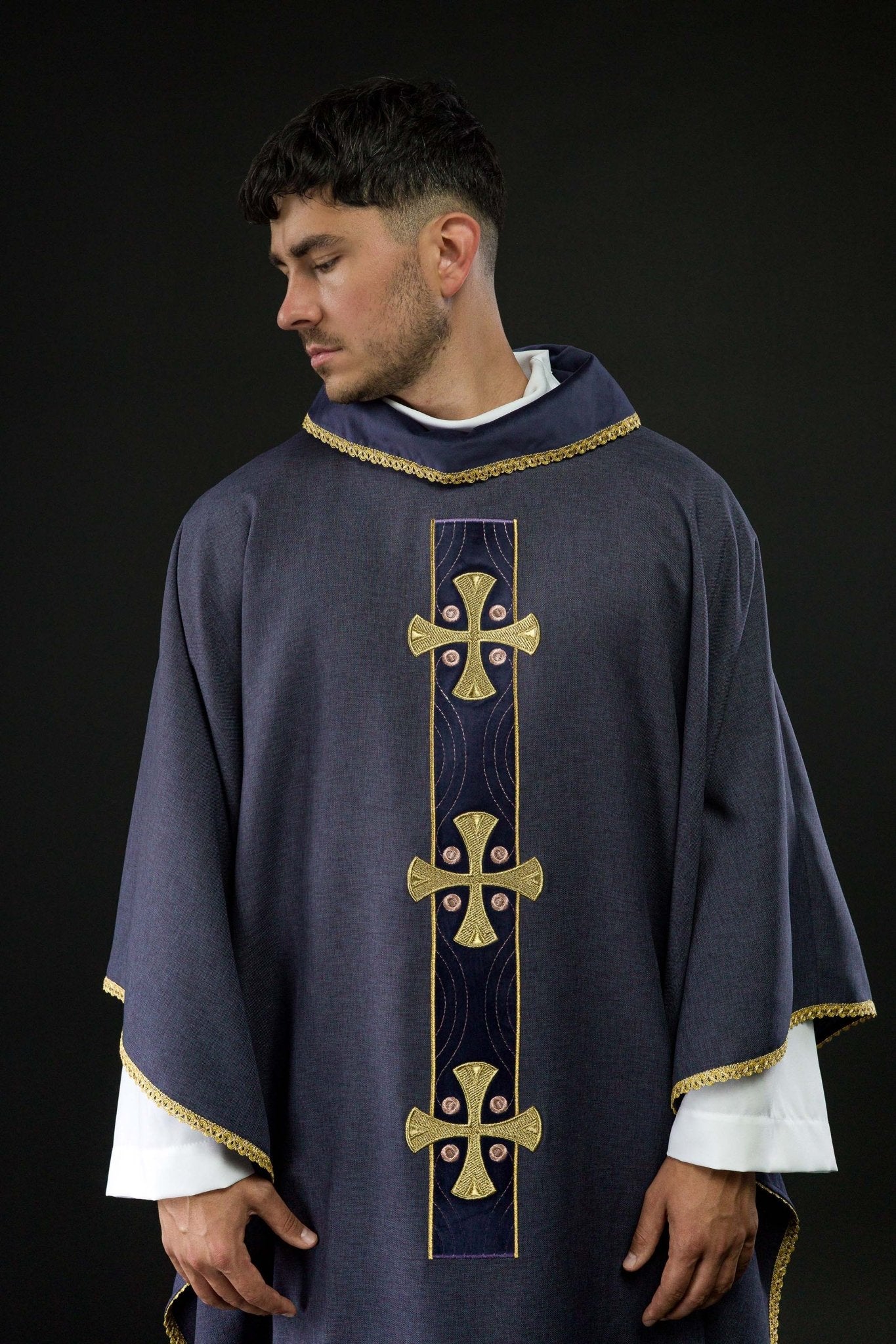 Chasuble with embroidered gold crosses and piping on the collar in purple S - 7068 - 03 - 70 - HAFTINAUSA.COM