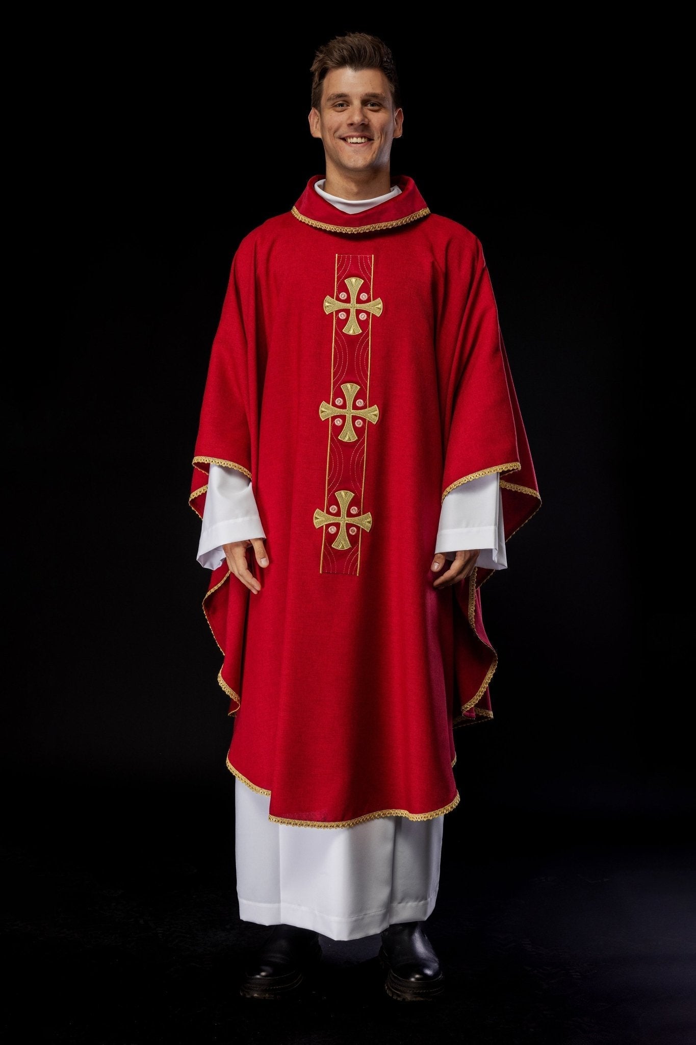 Chasuble with embroidered gold crosses and piping on the collar in red S - 7068 - 02 - 70 - HAFTINAUSA.COM