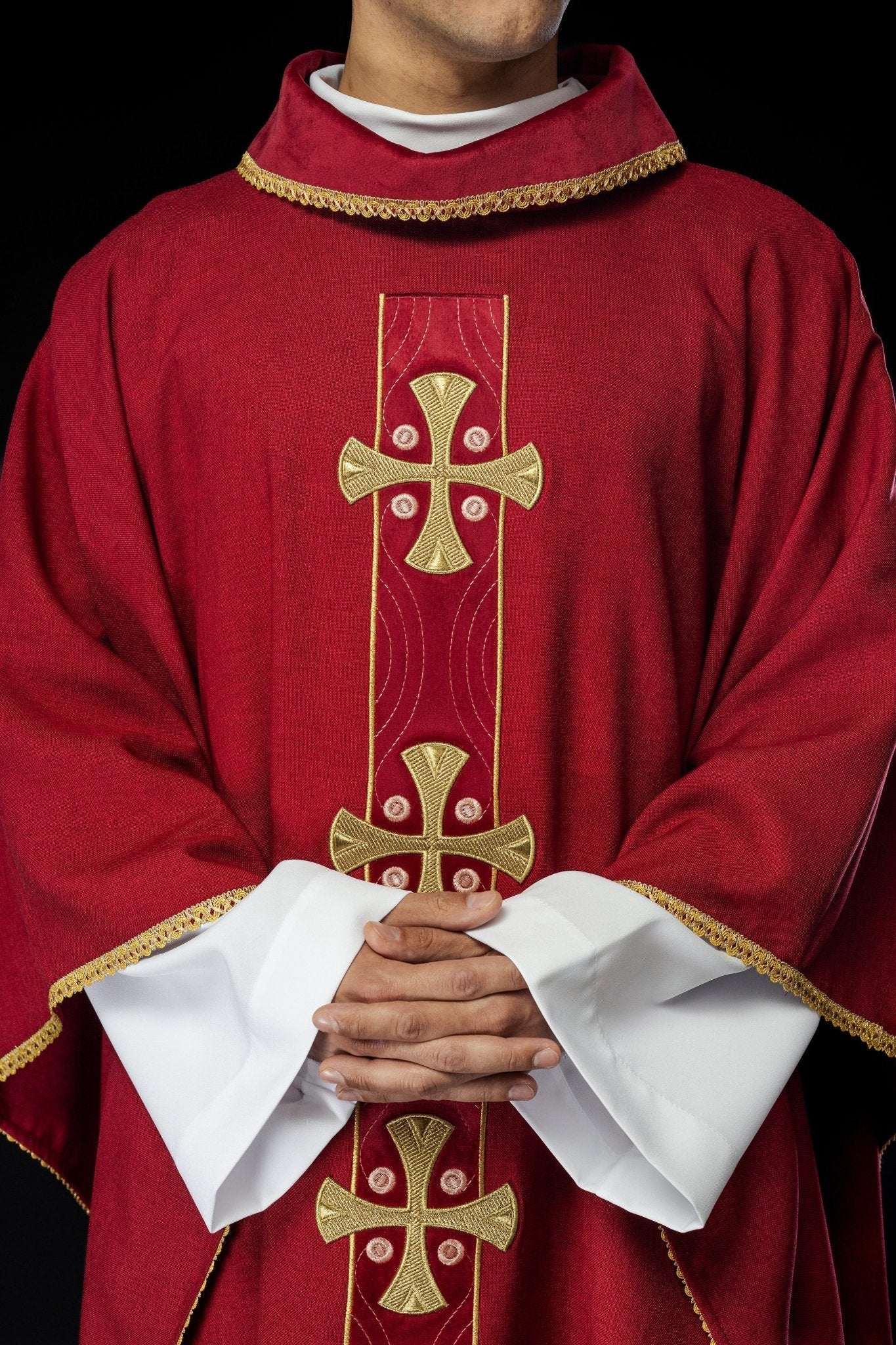 Chasuble with embroidered gold crosses and piping on the collar in red S - 7068 - 02 - 70 - HAFTINAUSA.COM