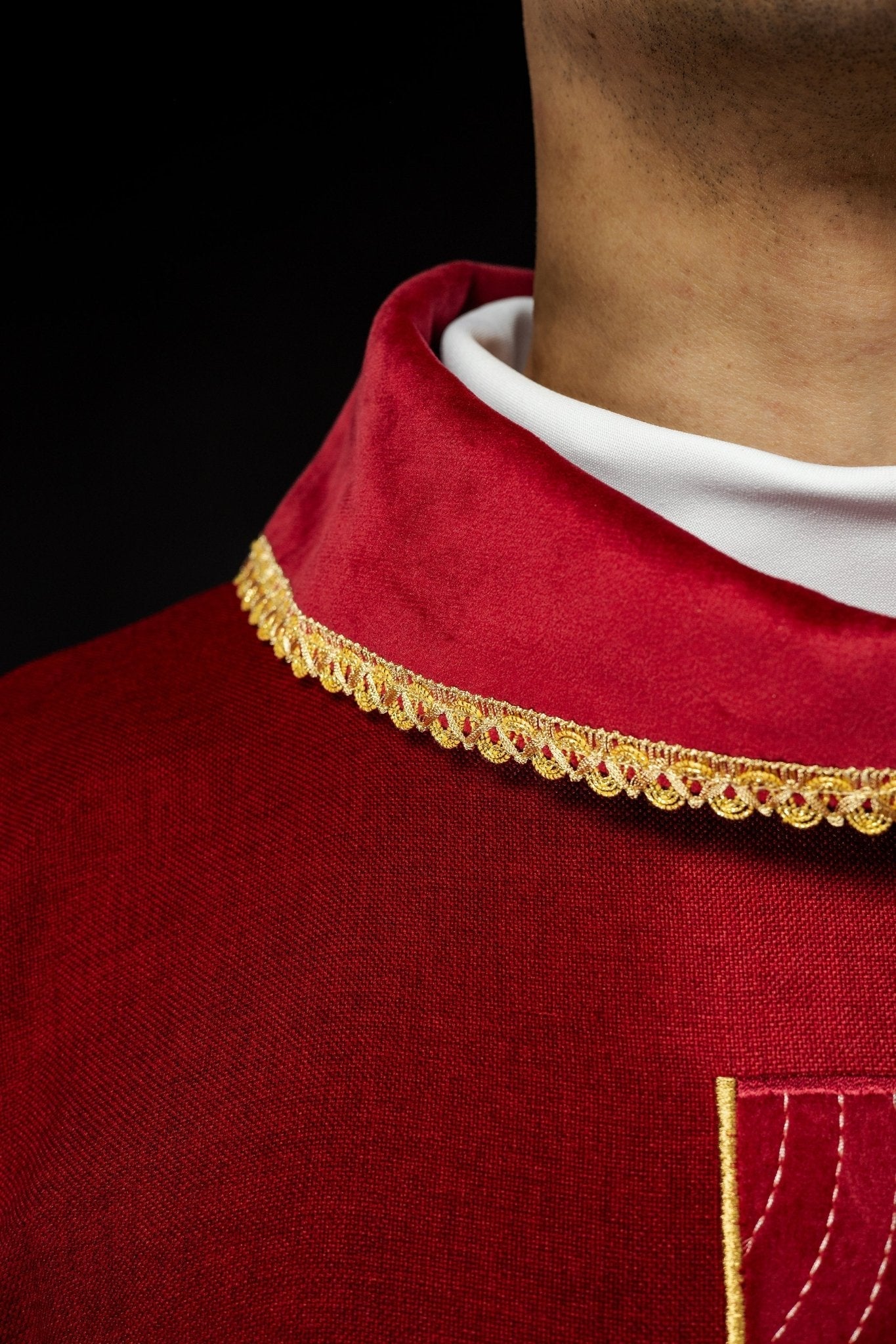 Chasuble with embroidered gold crosses and piping on the collar in red S - 7068 - 02 - 70 - HAFTINAUSA.COM