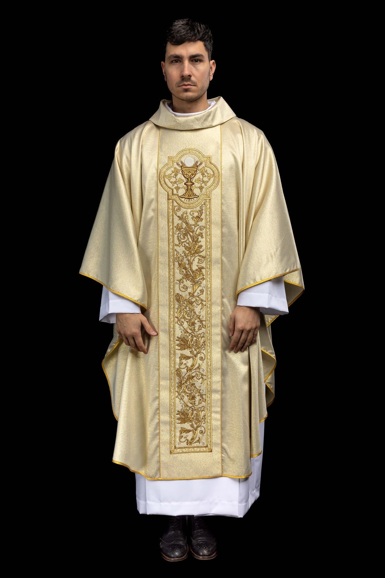 Chasuble with Eucharistic chalice embroidery in gold KOR/040/10/37 ZŁOTY - CHASUBLES.COM