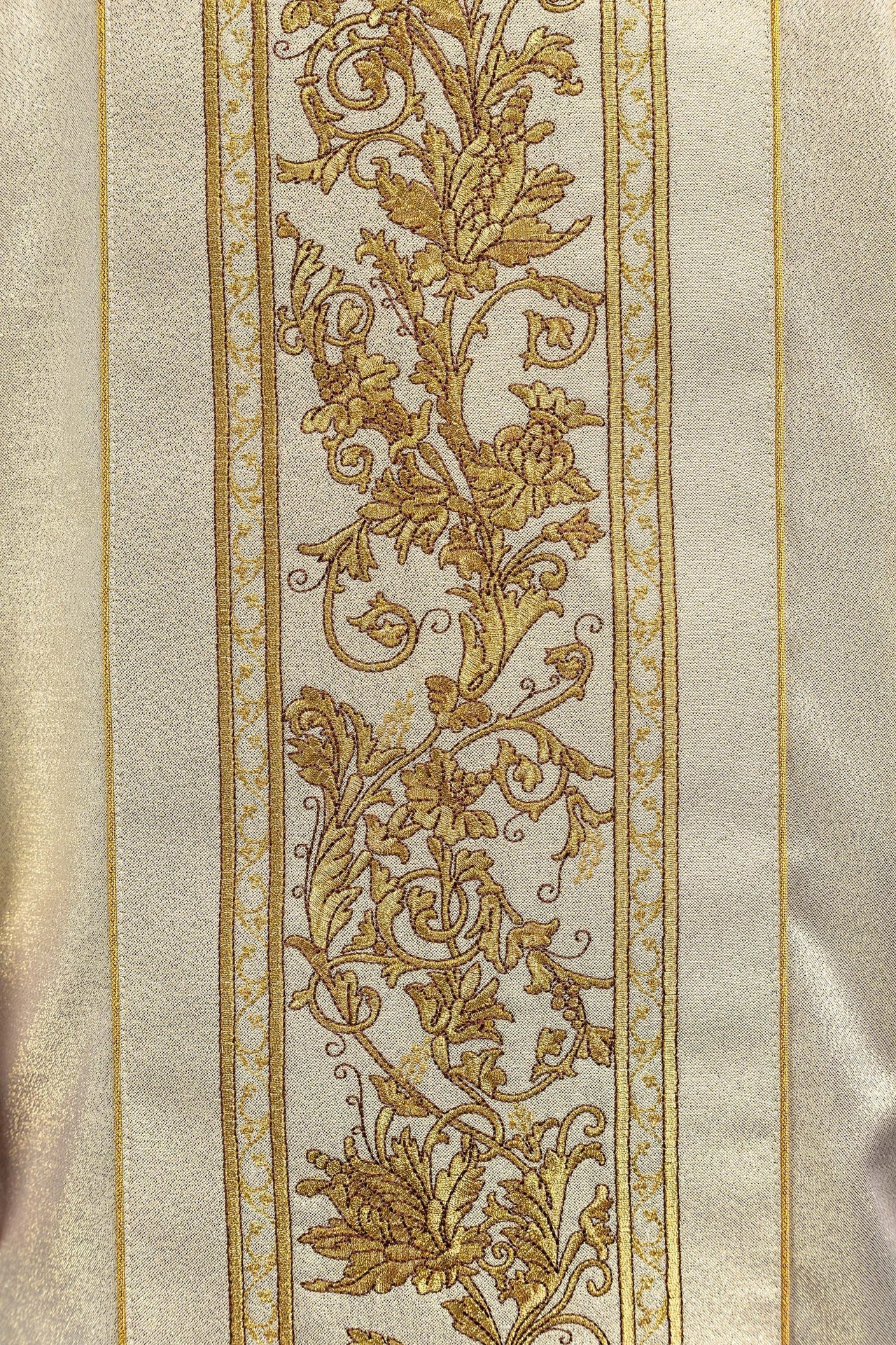 Chasuble with Eucharistic chalice embroidery in gold KOR/040/10/37 ZŁOTY - CHASUBLES.COM