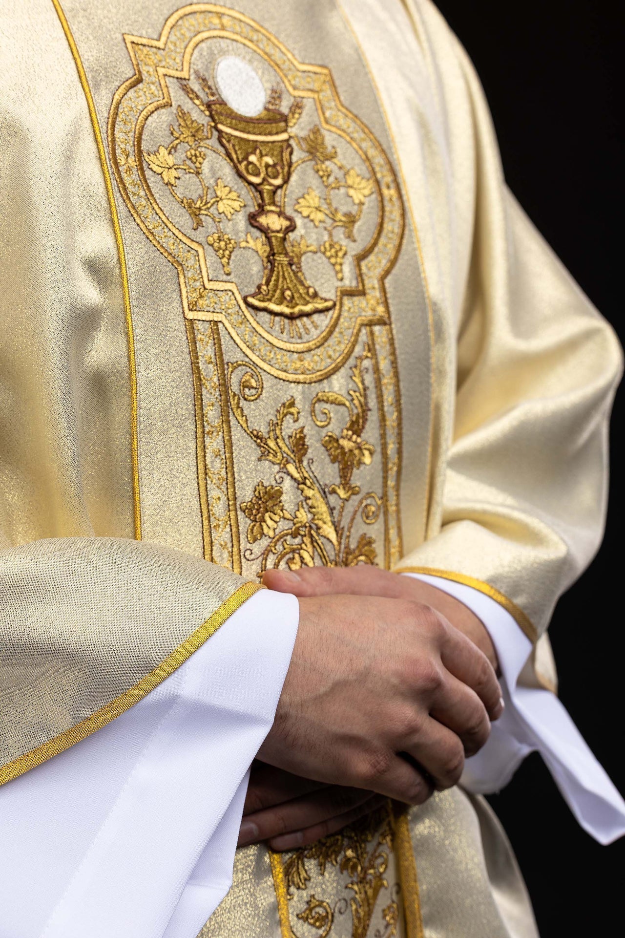 Chasuble with Eucharistic chalice embroidery in gold KOR/040/10/37 ZŁOTY - CHASUBLES.COM