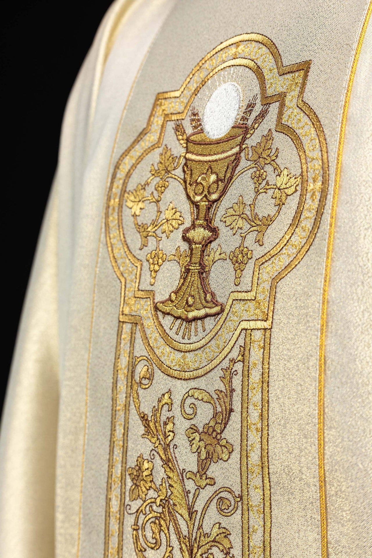 Chasuble with Eucharistic chalice embroidery in gold KOR/040/10/37 ZŁOTY - CHASUBLES.COM