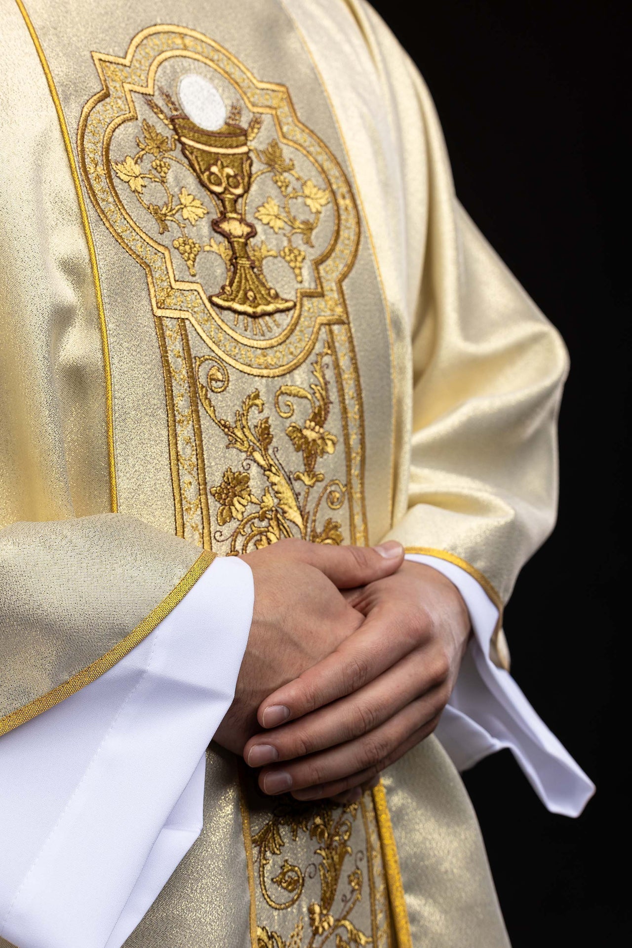 Chasuble with Eucharistic chalice embroidery in gold KOR/040/10/37 ZŁOTY - CHASUBLES.COM