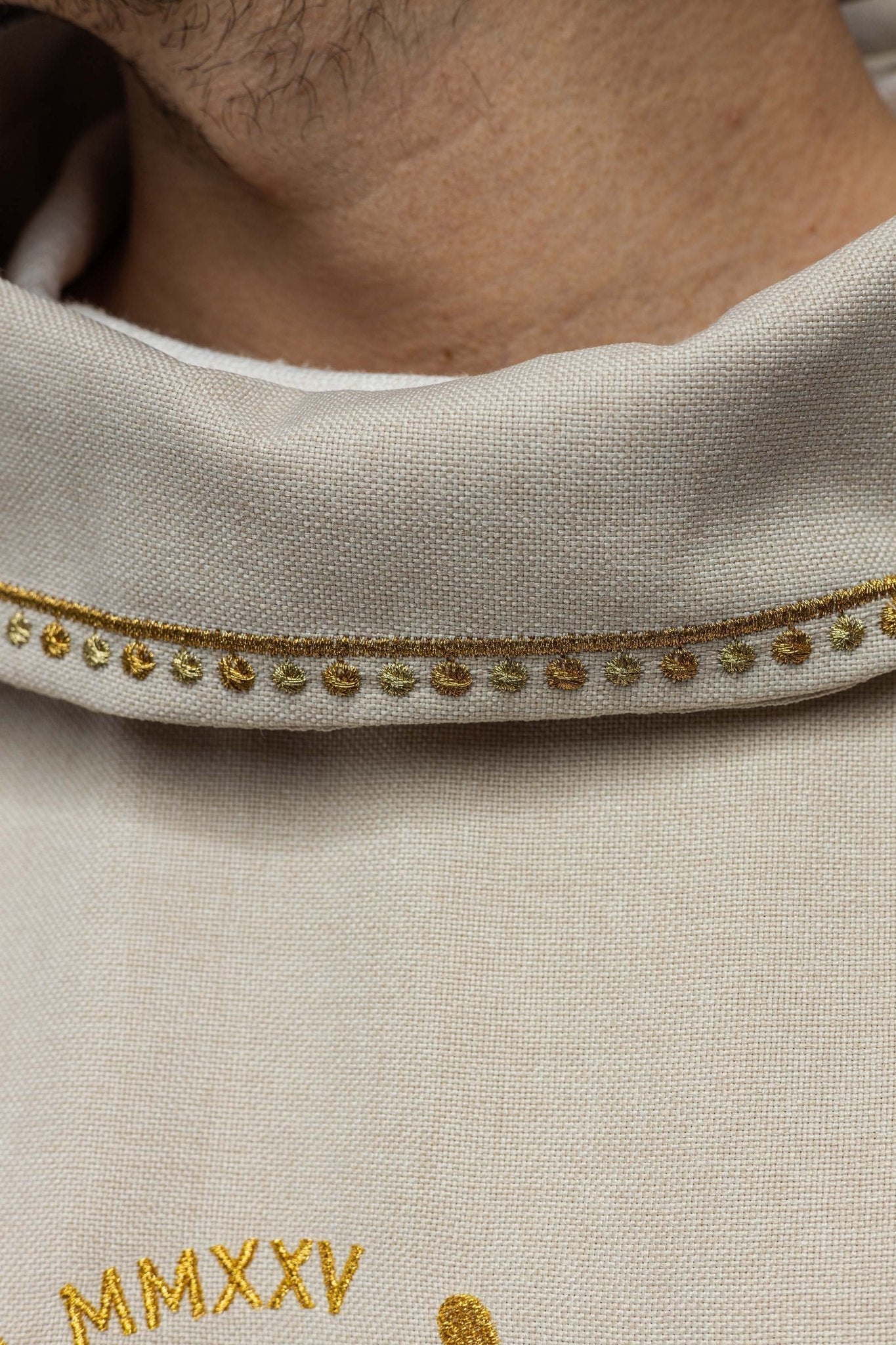 Chasuble with JUBILEE ROME 2025 embroidery and ecru trim on the collar JR/020/05/70 - HAFTINAUSA.COM