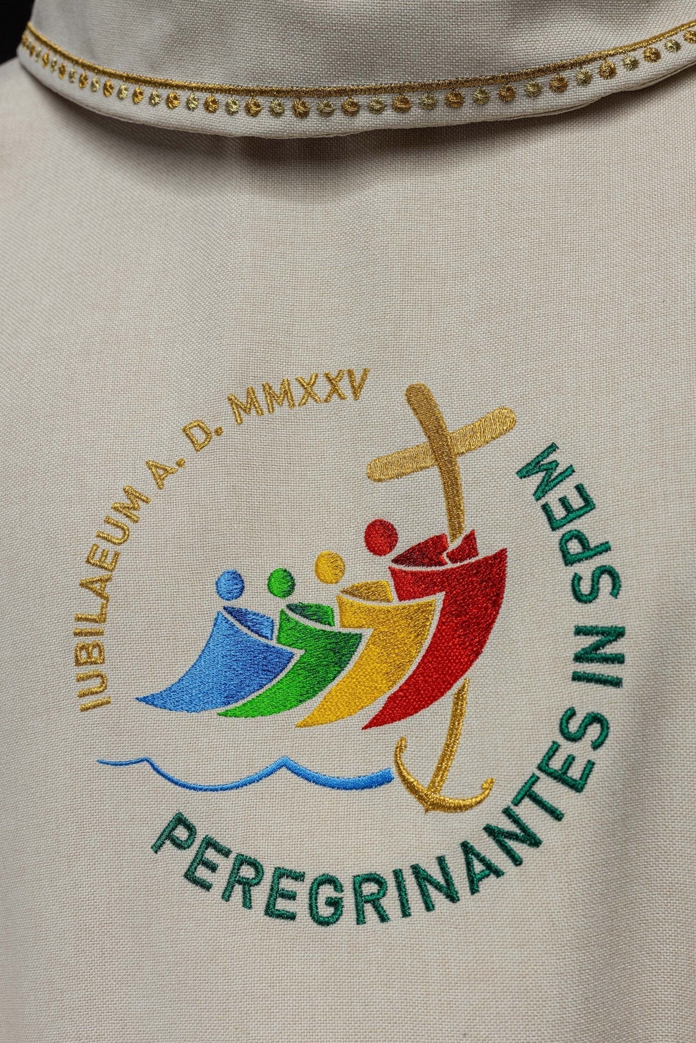 Chasuble with JUBILEE ROME 2025 embroidery and ecru trim on the collar JR/020/05/70 - HAFTINAUSA.COM