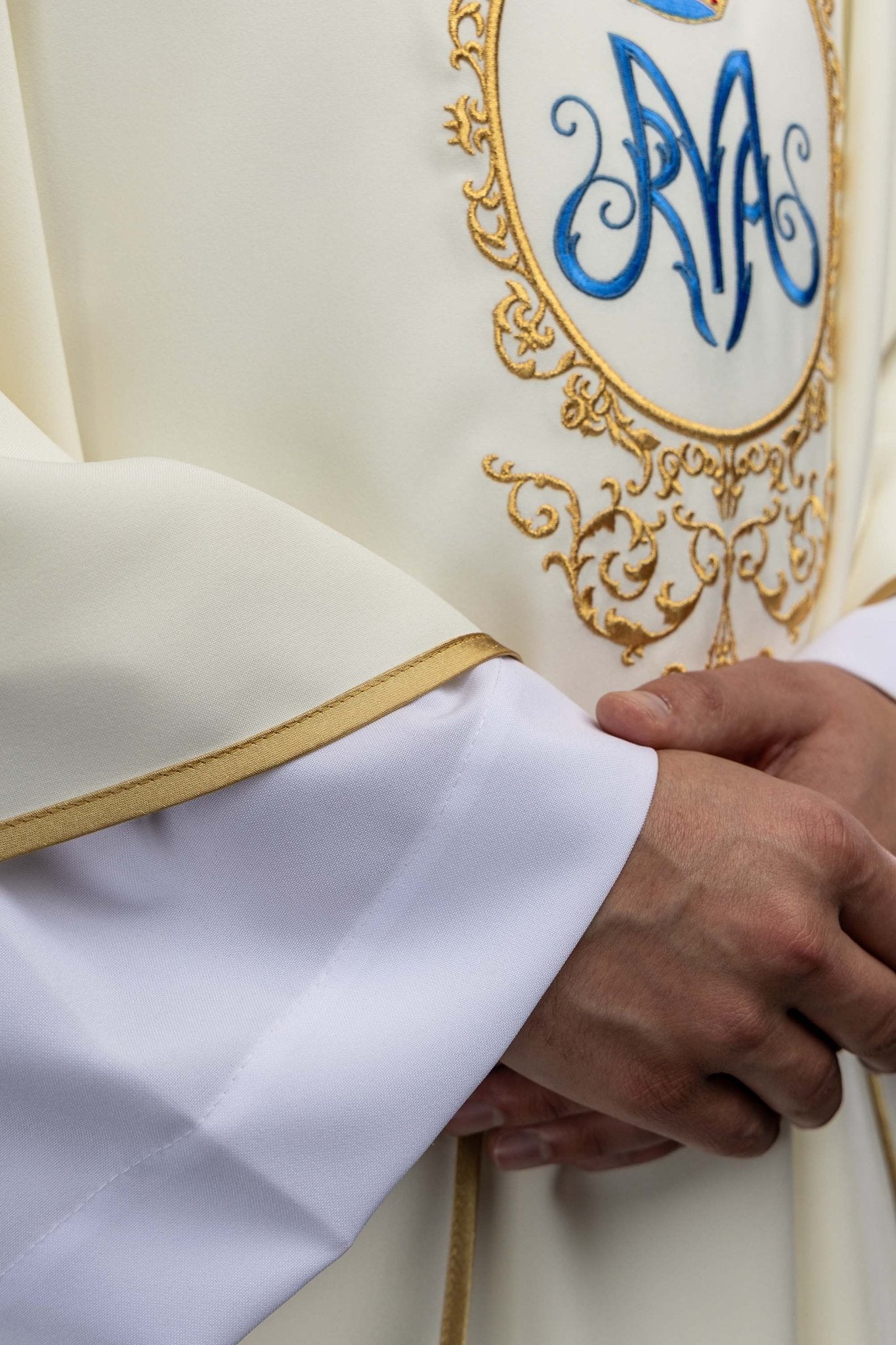 Chasuble with Marian motif framed by gold embroidery KOR/232/05/12 ECRU - CHASUBLES.COM
