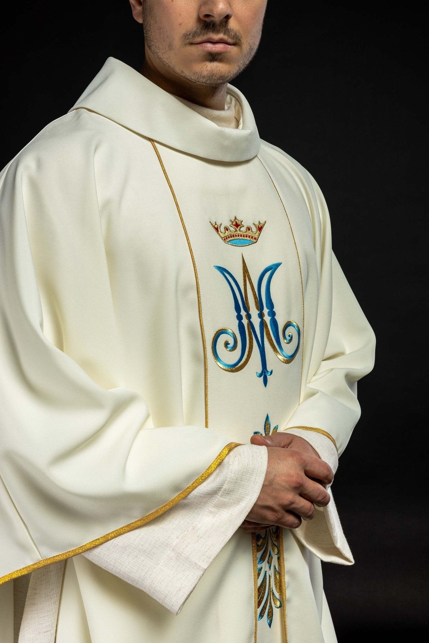 Chasuble with Mary motif in ecru color KOR/061/05/01 ECRU - HAFTINAUSA.COM