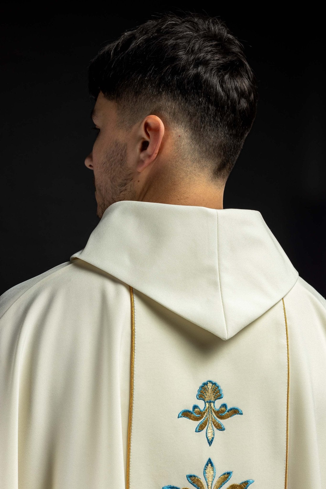 Chasuble with Mary motif in ecru color KOR/061/05/01 ECRU - HAFTINAUSA.COM