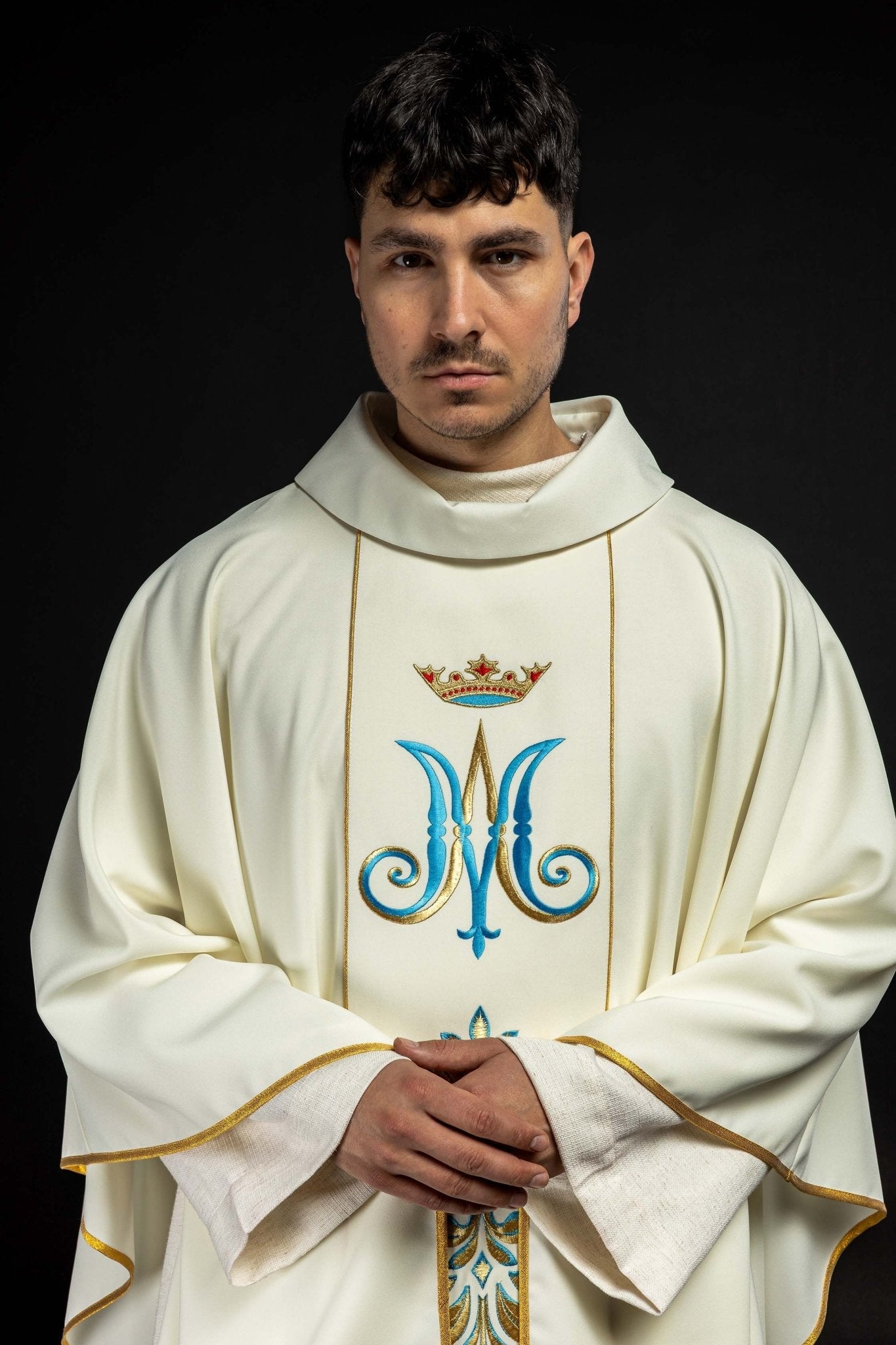 Chasuble with Mary motif in ecru color KOR/061/05/01 ECRU - HAFTINAUSA.COM