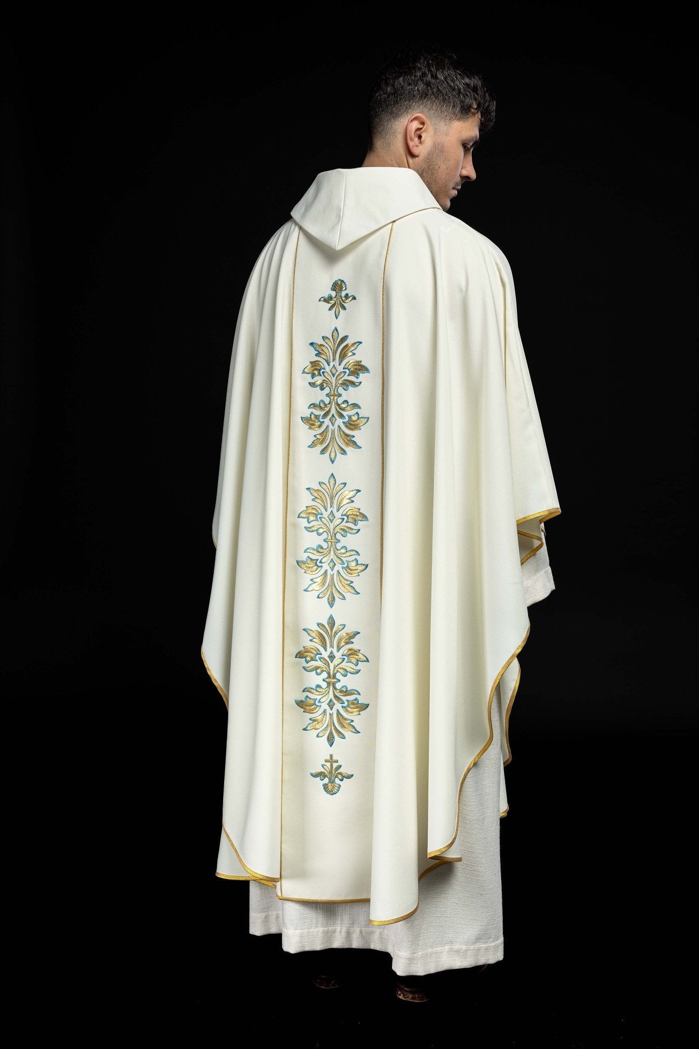 Chasuble with Mary motif in ecru color KOR/061/05/01 ECRU - HAFTINAUSA.COM