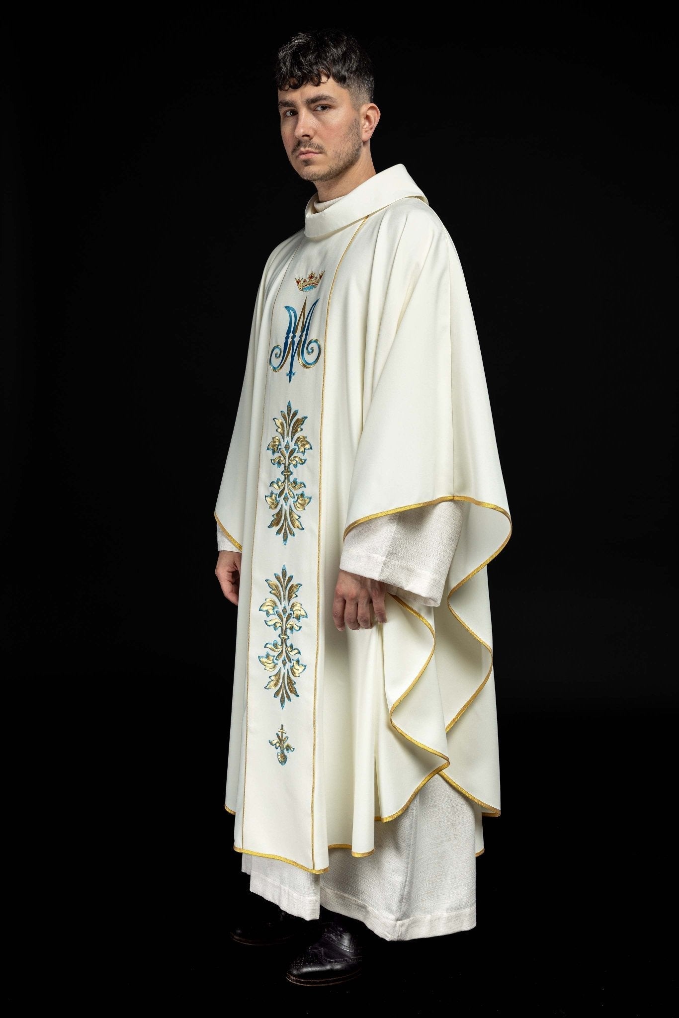 Chasuble with Mary motif in ecru color KOR/061/05/01 ECRU - HAFTINAUSA.COM