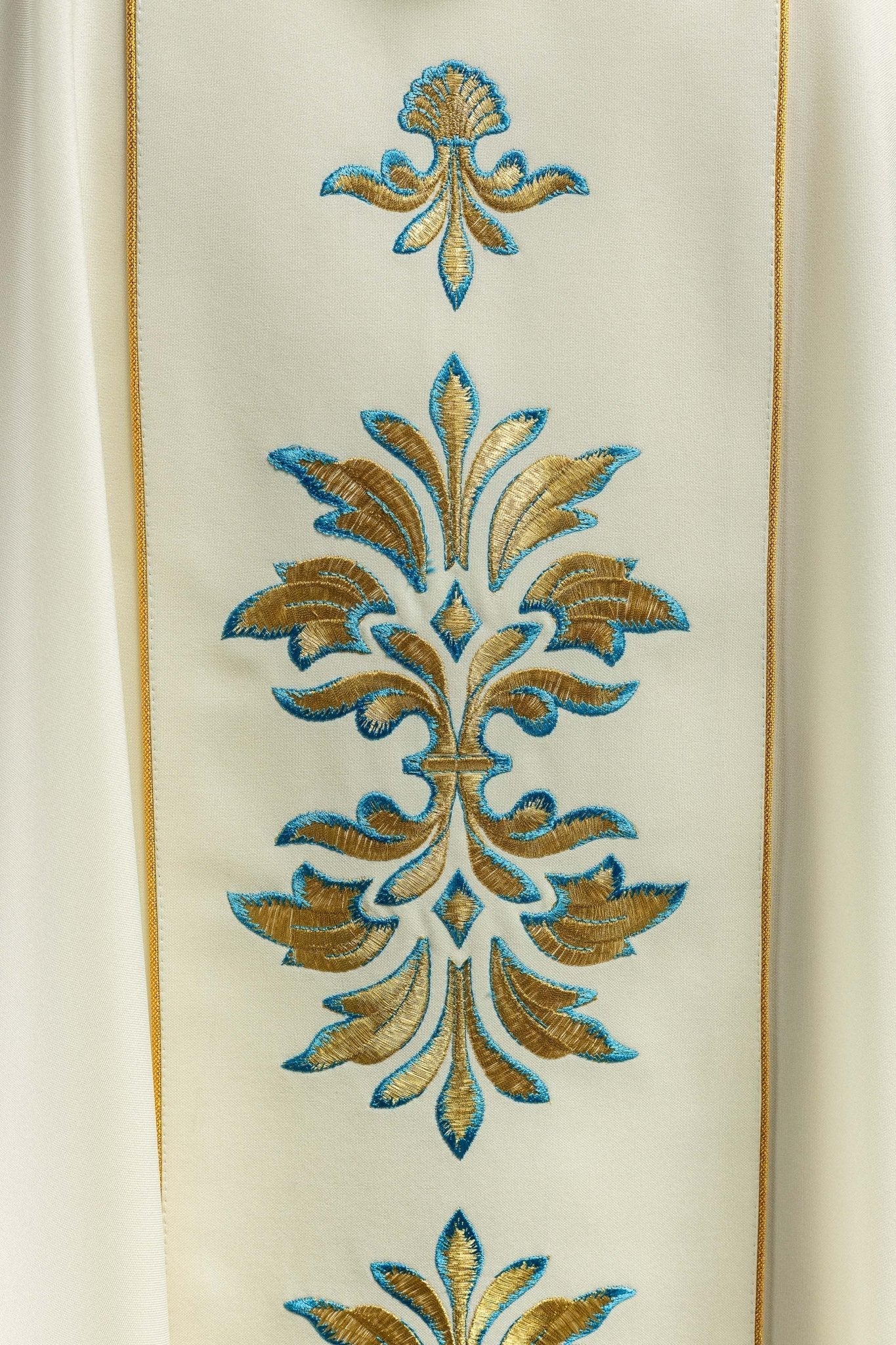 Chasuble with Mary motif in ecru color KOR/061/05/01 ECRU - HAFTINAUSA.COM