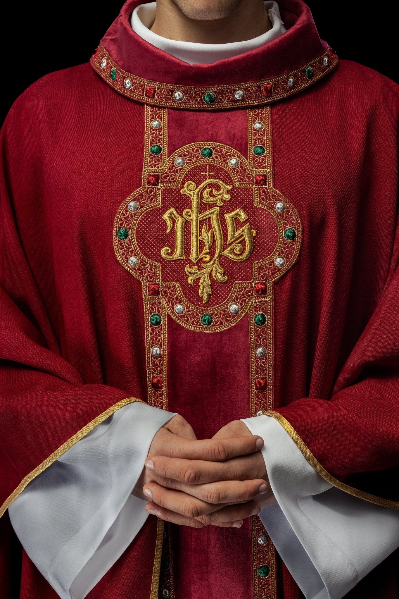 Chasuble with richly embroidered belt and piping around IHS collar embroidery in red S - 7067 - 02 - 70 - HAFTINAUSA.COM