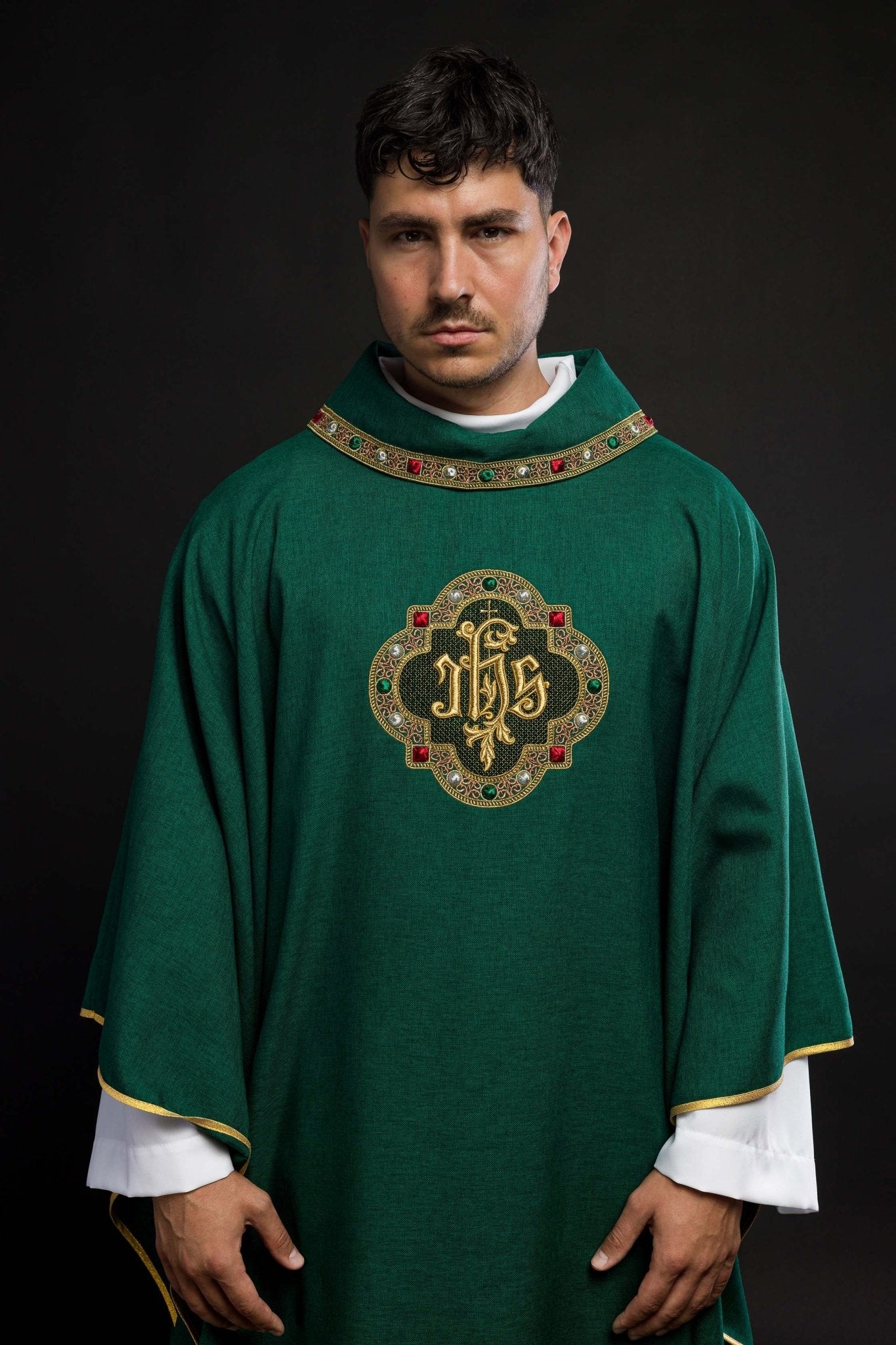 Chasuble with richly embroidered belt and piping around the IHS embroidery and collar in green S - 7073 - 01 - 70 - HAFTINAUSA.COM