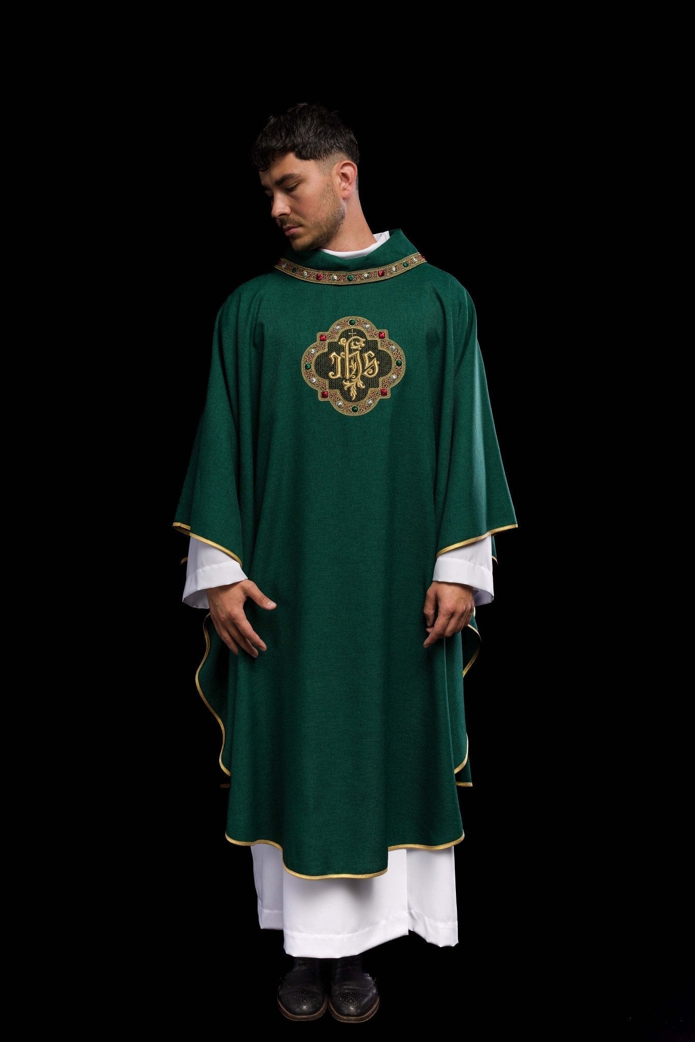 Chasuble with richly embroidered belt and piping around the IHS embroidery and collar in green S - 7073 - 01 - 70 - HAFTINAUSA.COM