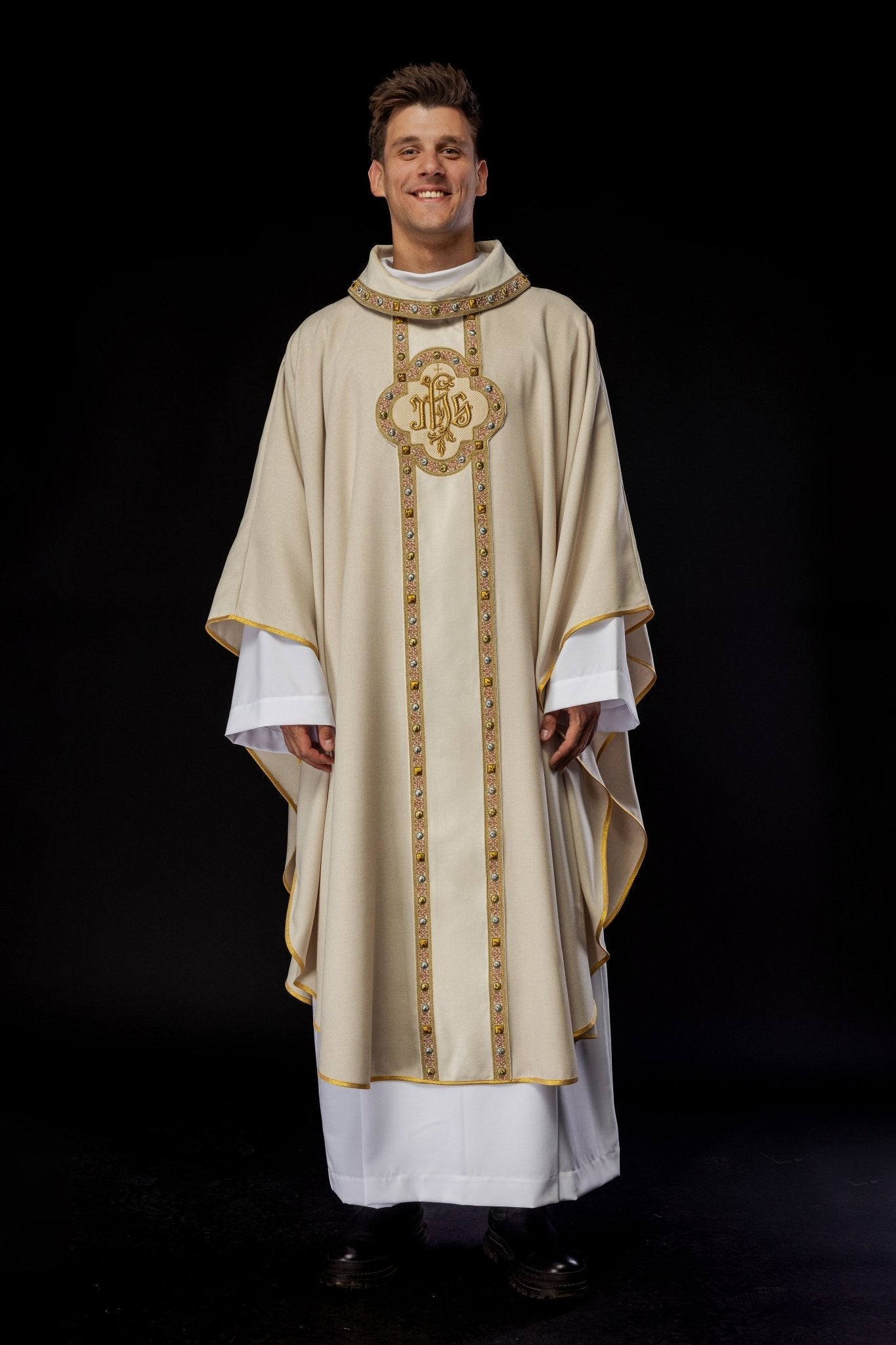 Chasuble with richly embroidered belt and piping around the IHS I collar embroidery in ecru S - 7067 - 05 - 70 - HAFTINAUSA.COM
