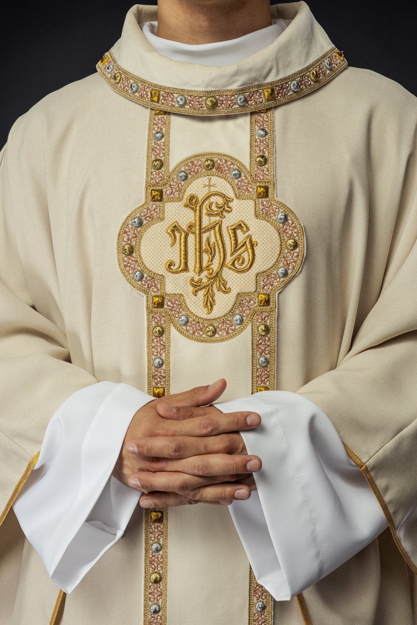 Chasuble with richly embroidered belt and piping around the IHS I collar embroidery in ecru S - 7067 - 05 - 70 - HAFTINAUSA.COM