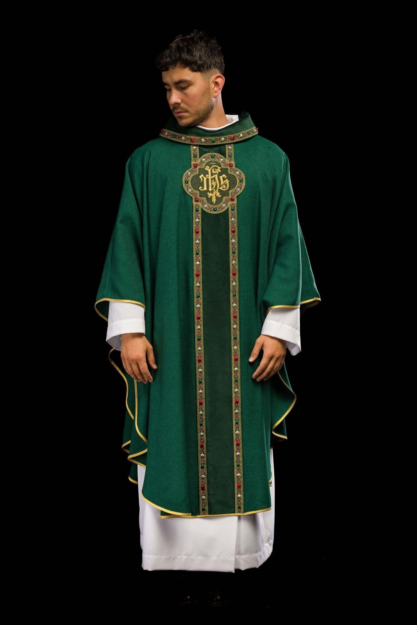 Chasuble with richly embroidered belt and piping around the IHS I collar embroidery in green S - 7067 - 01 - 70 - HAFTINAUSA.COM