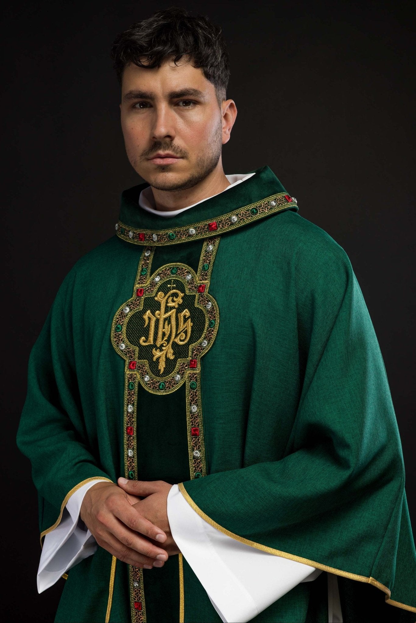 Chasuble with richly embroidered belt and piping around the IHS I collar embroidery in green S - 7067 - 01 - 70 - HAFTINAUSA.COM