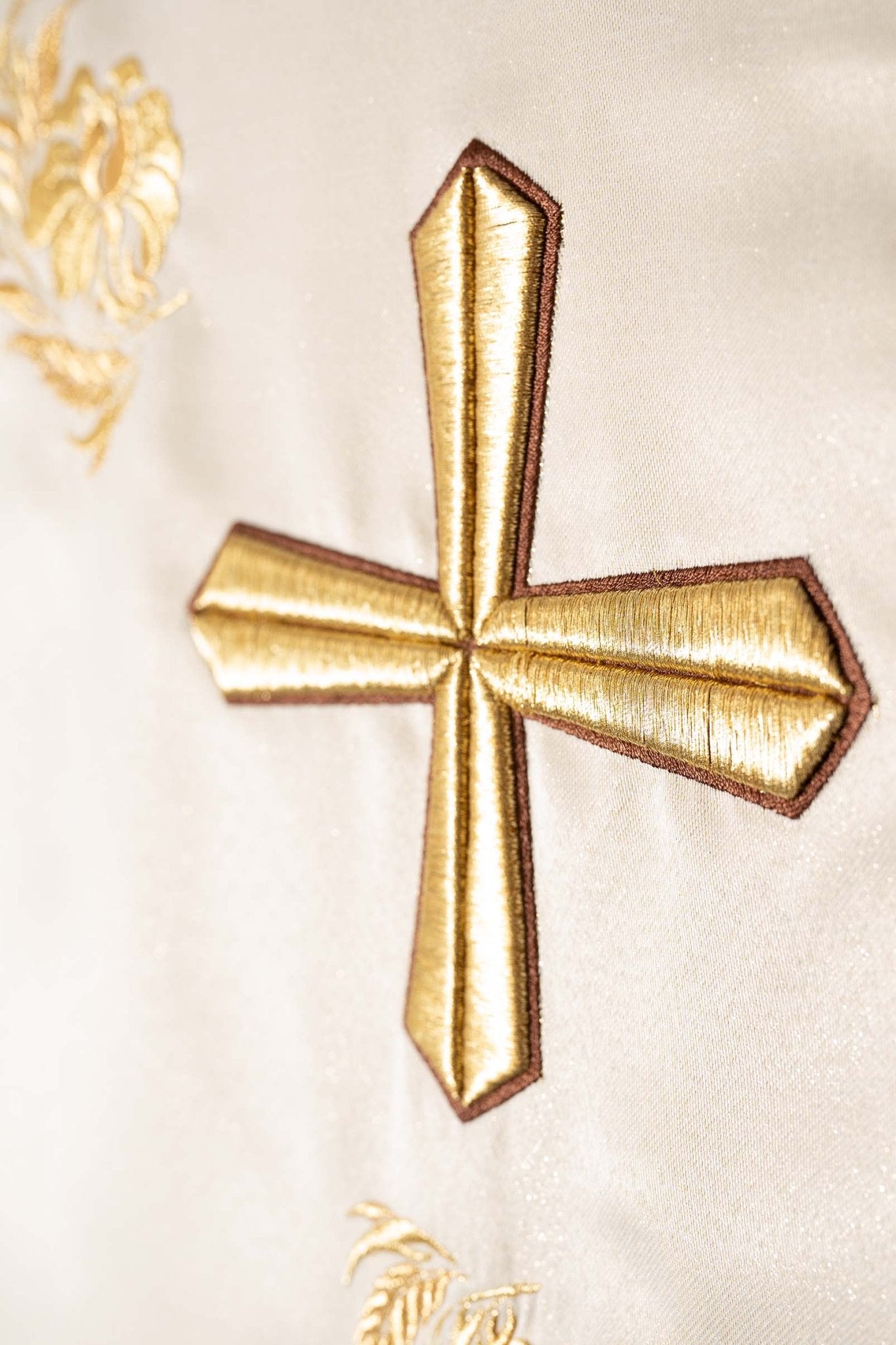 Chasuble with richly embroidered cross and collar in ecru color KDT/7042/05 - CHASUBLES.COM