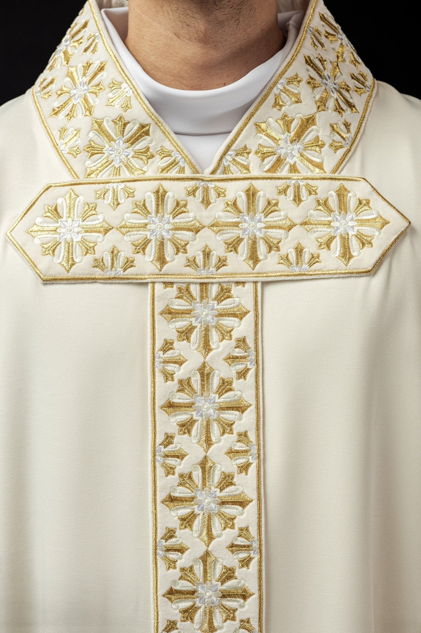 Chasuble with shiny embroidery in ecru LE/7026/05 - HAFTINAUSA.COM