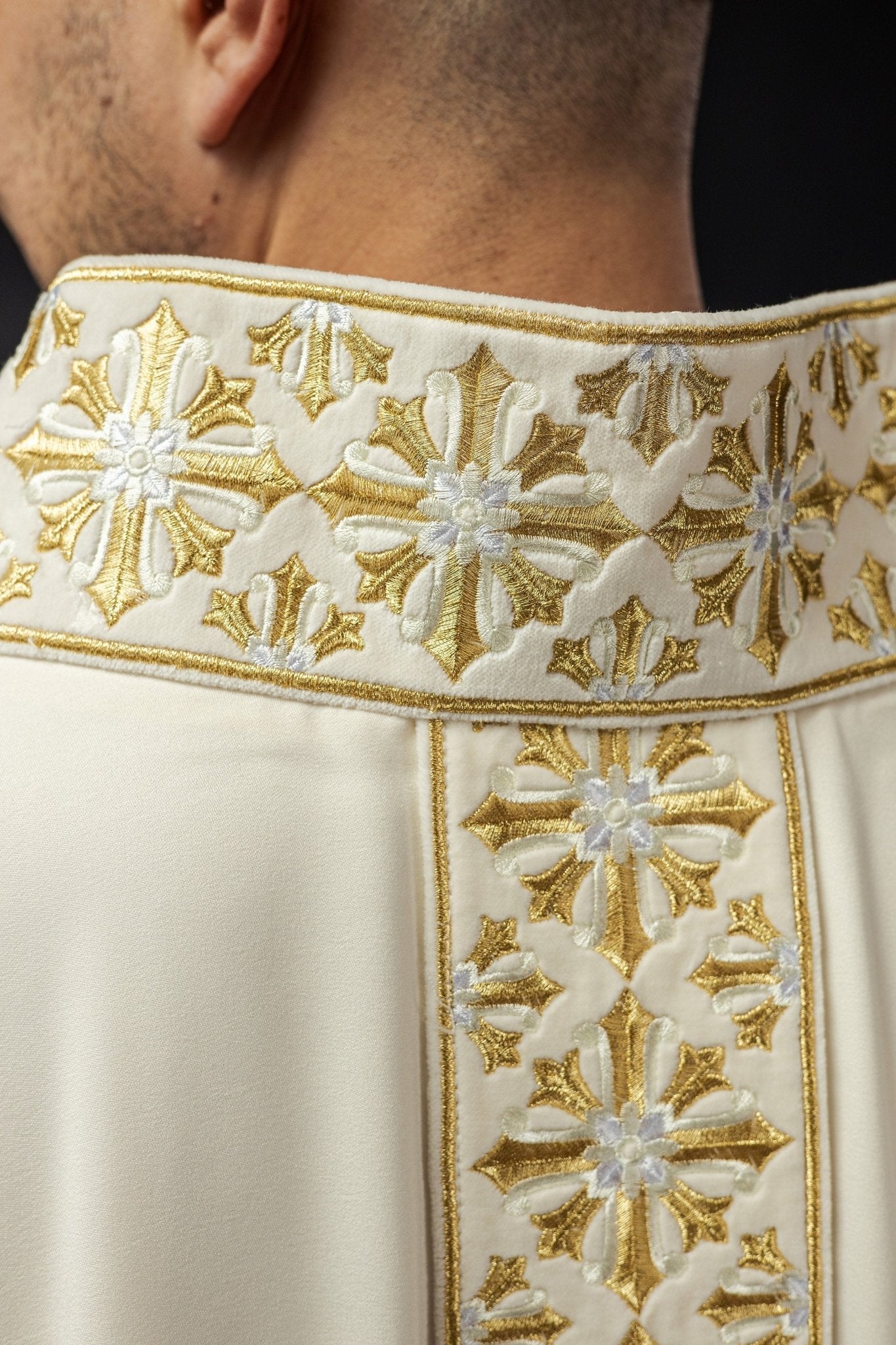 Chasuble with shiny embroidery in ecru LE/7026/05 - HAFTINAUSA.COM
