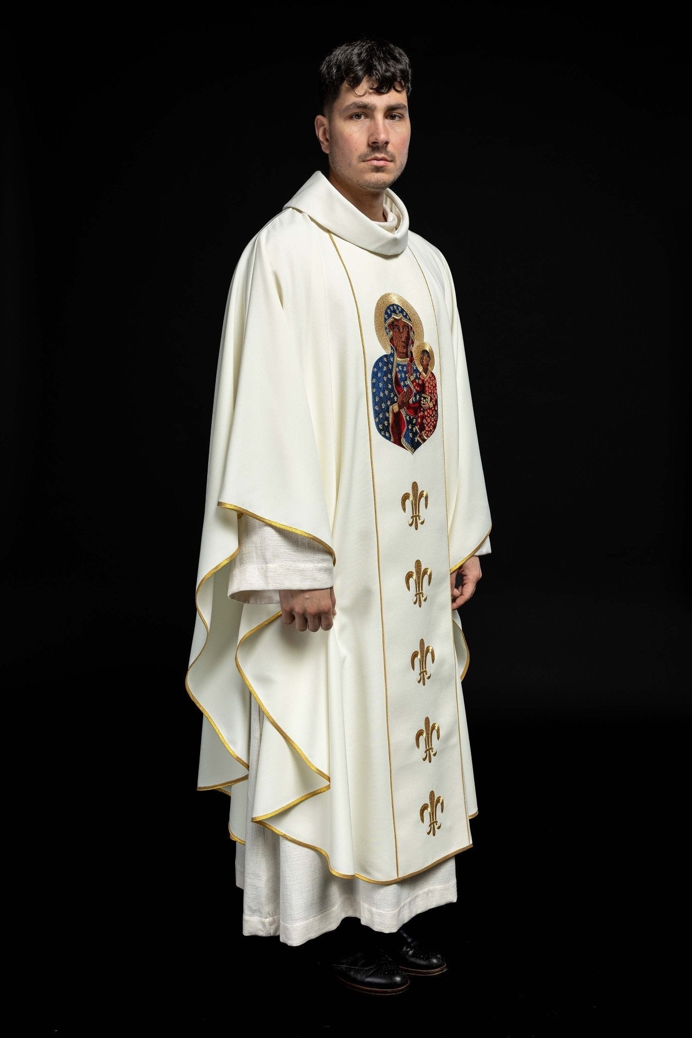 Chasuble with the image of Our Lady of Częstochowa in ecru KOR/201/05/01 ECRU - HAFTINAUSA.COM