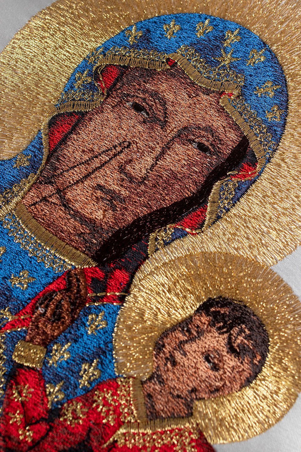 Chasuble with the image of Our Lady of Częstochowa in ecru KOR/201/05/01 ECRU - HAFTINAUSA.COM