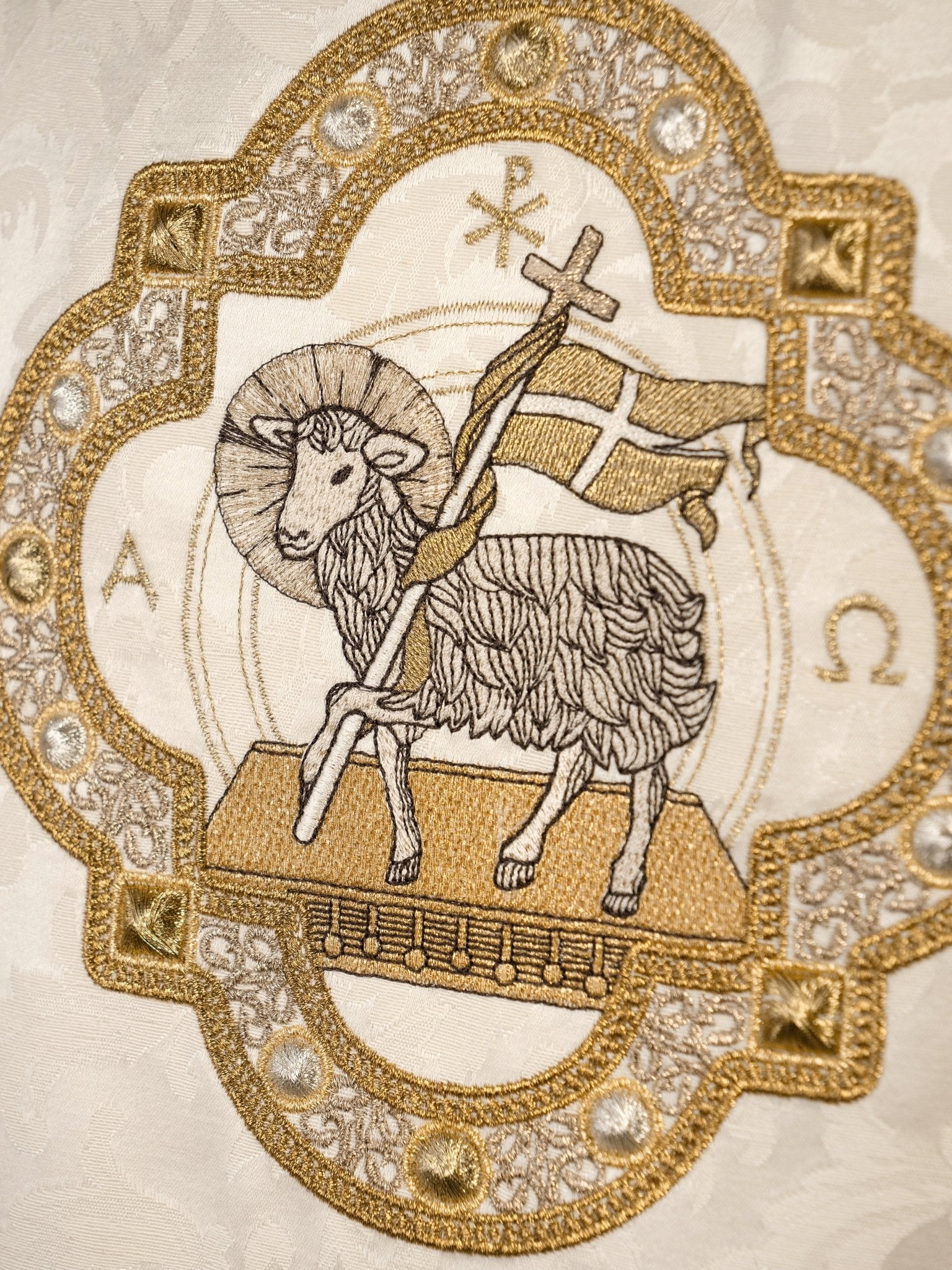 Chasuble with the Lamb of God for Easter made of decorative fabric S - 7072 - 05 - 88 - HAFTINAUSA.COM
