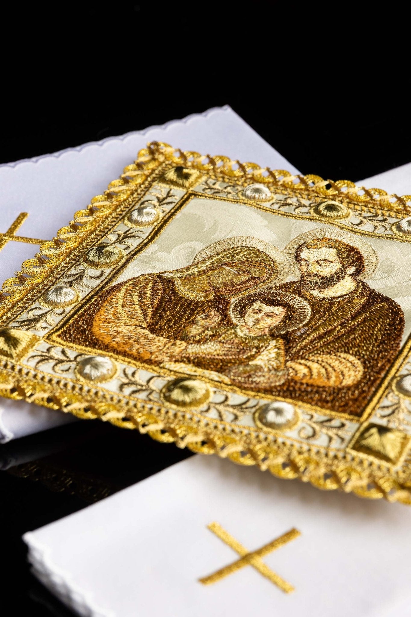 Christmas Chalice Linen Set with the Image of the Holy Family S-5575 - CHASUBLES.COM