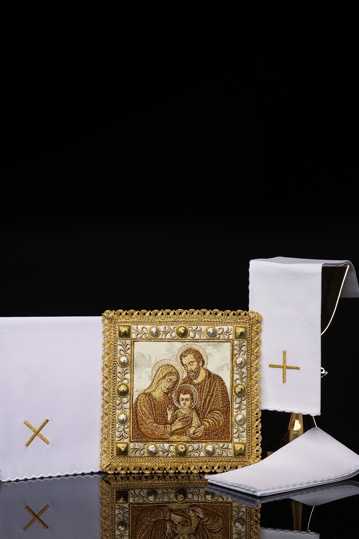 Christmas Chalice Linen Set with the Image of the Holy Family S-5575 - CHASUBLES.COM