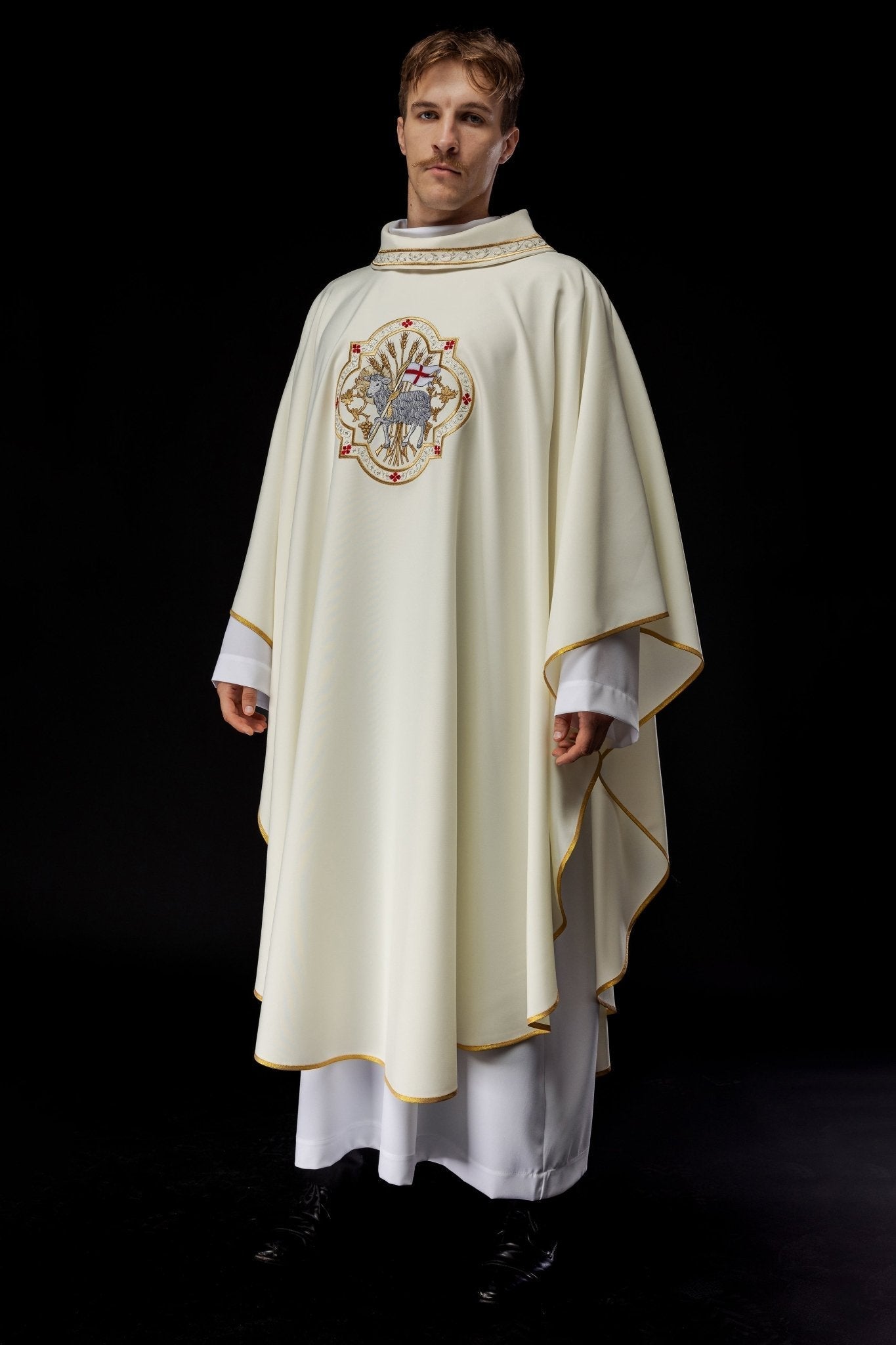 Classic ivory chasuble with the Lamb of God embroidery KOR/396/05/01 - HAFTINAUSA.COM