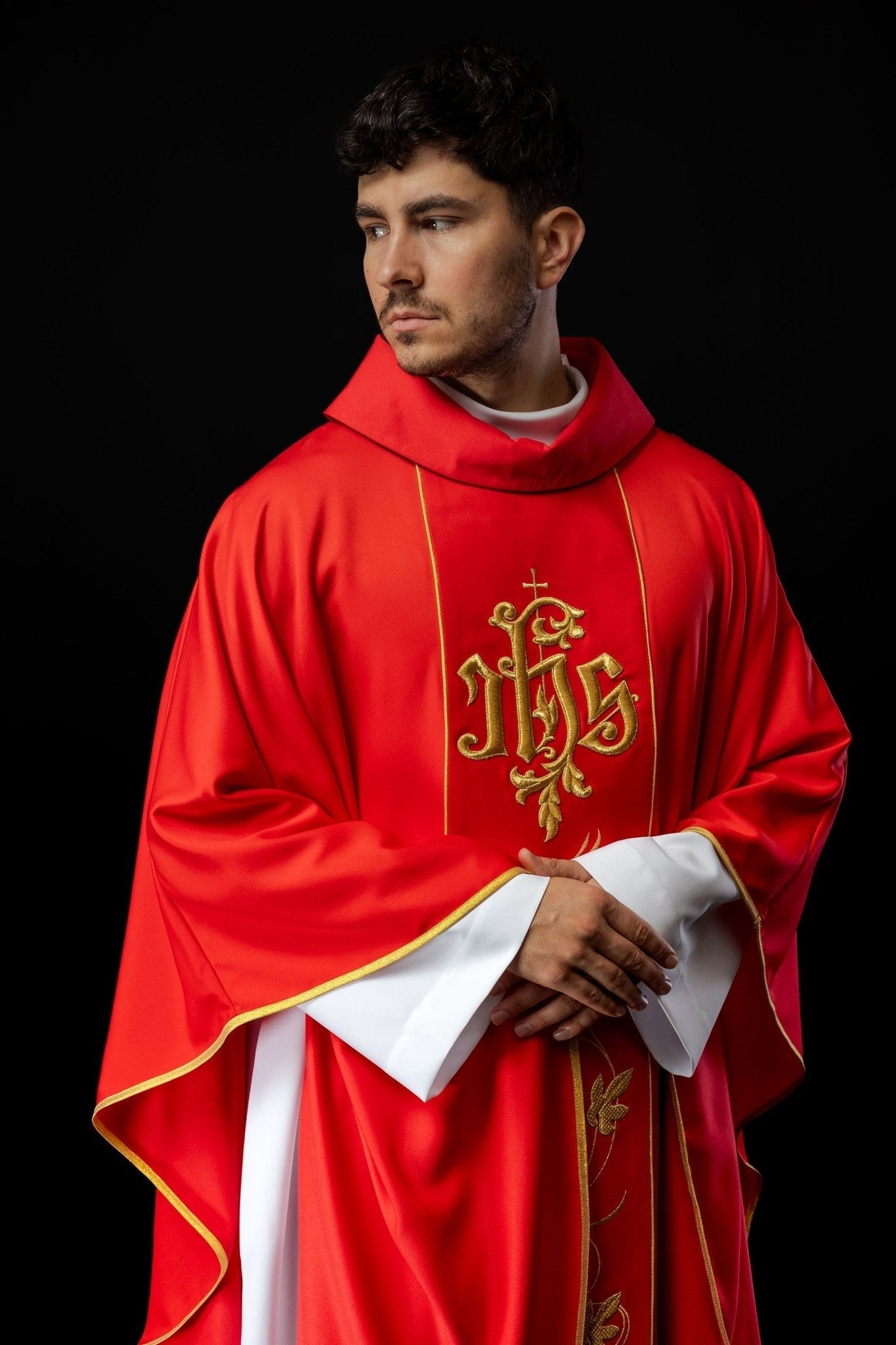 Classic red chasuble with JHS motif embroidery S - 7051 - 02 - 53 - HAFTINAUSA.COM