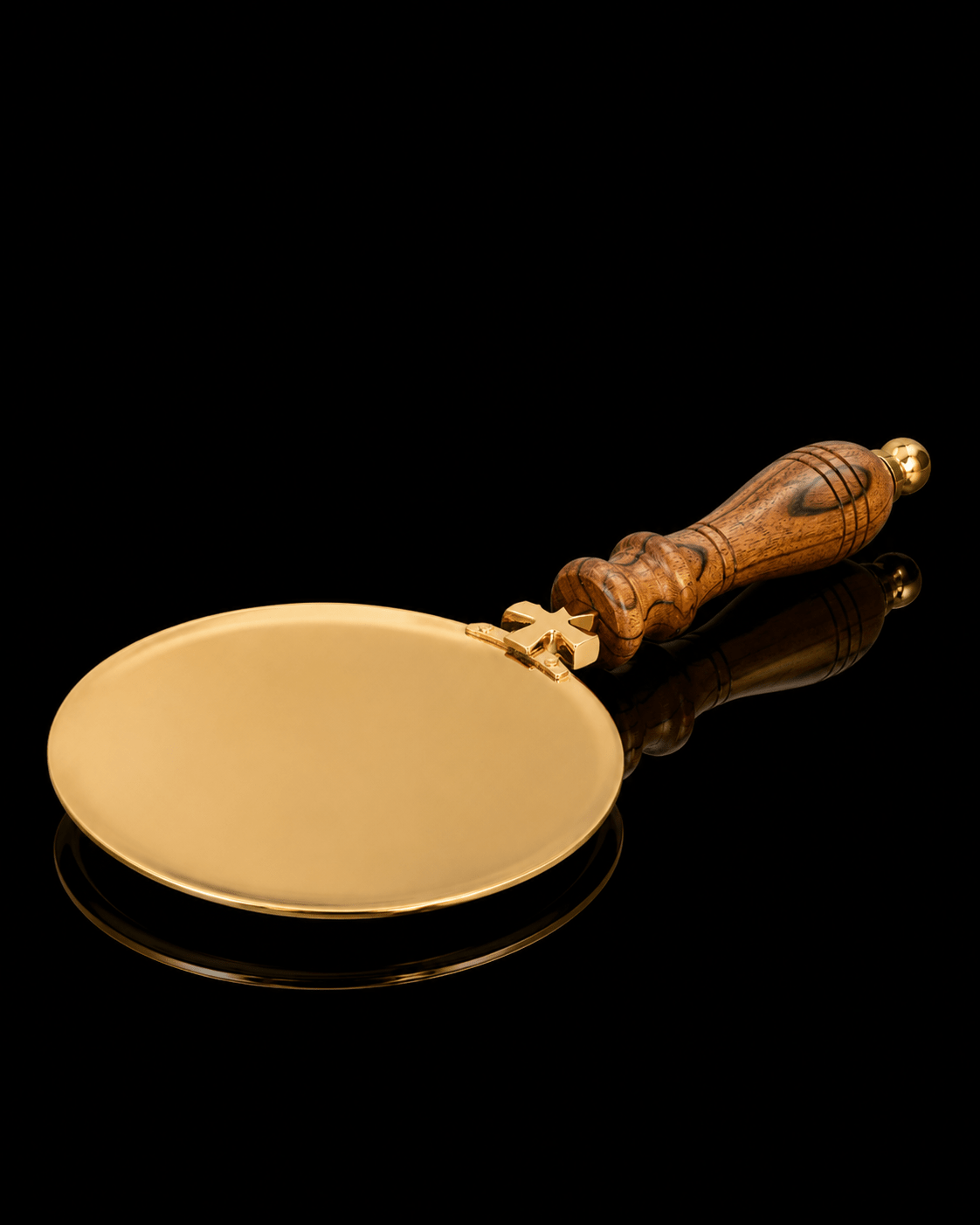 Communion paten made of sheet brass with a wooden handle ST/PTN/001/Z - CHASUBLES.COM